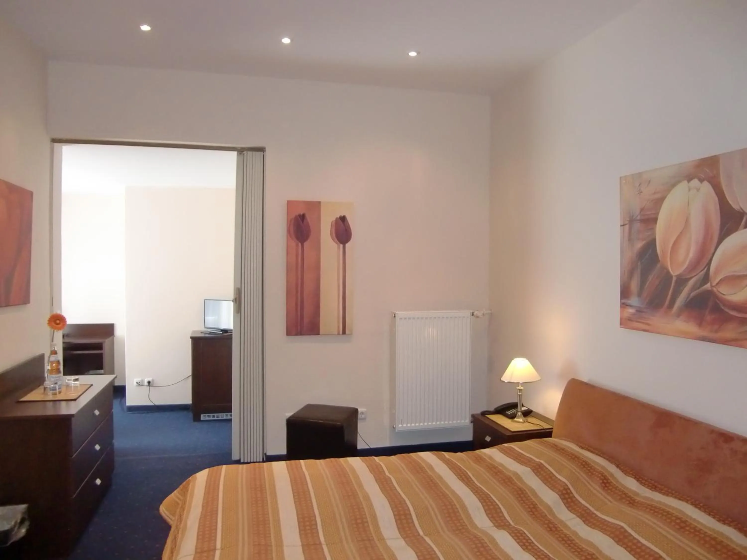 Photo of the whole room, Bed in Grainauer Hof