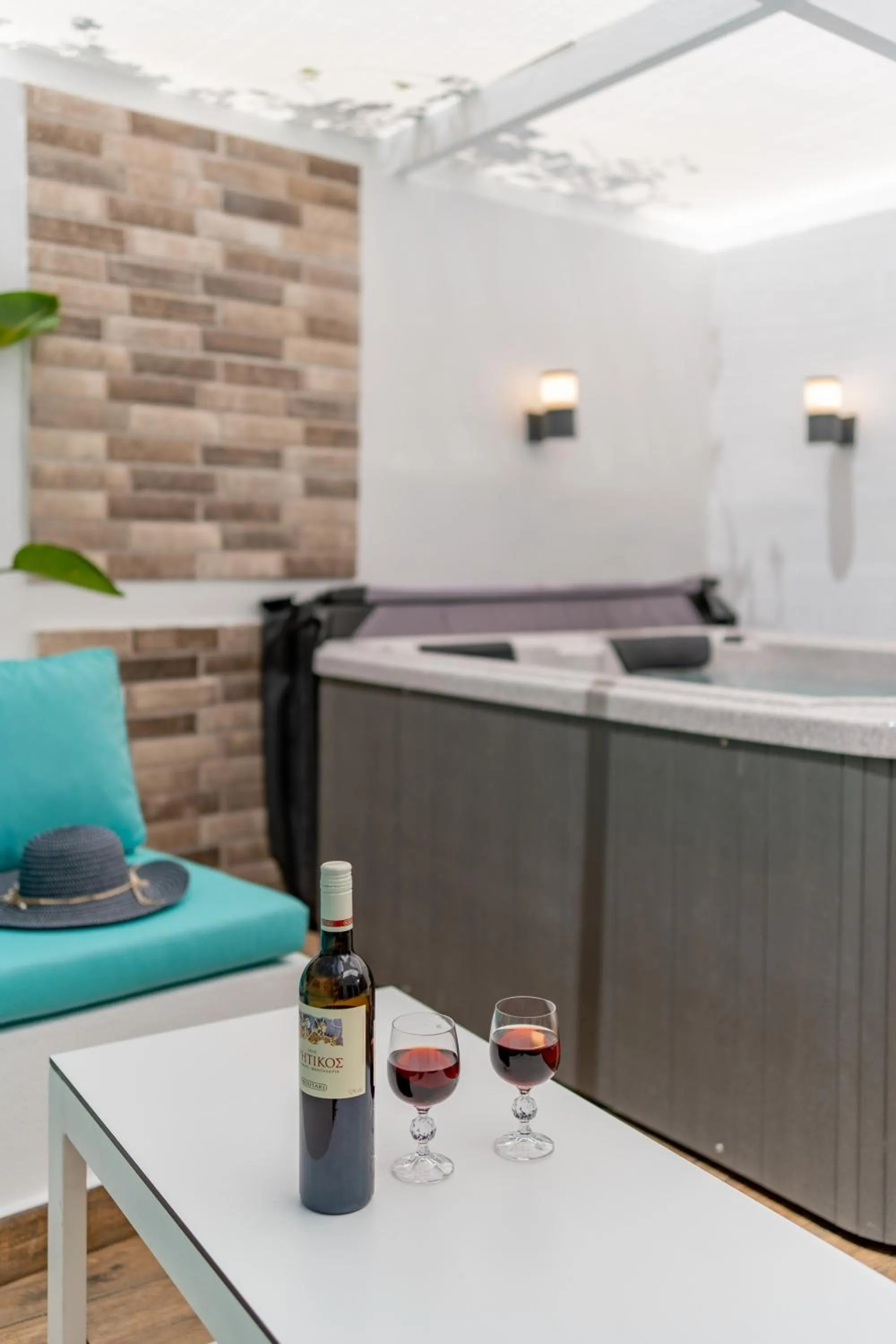 Hot Tub in City and Sand Suites