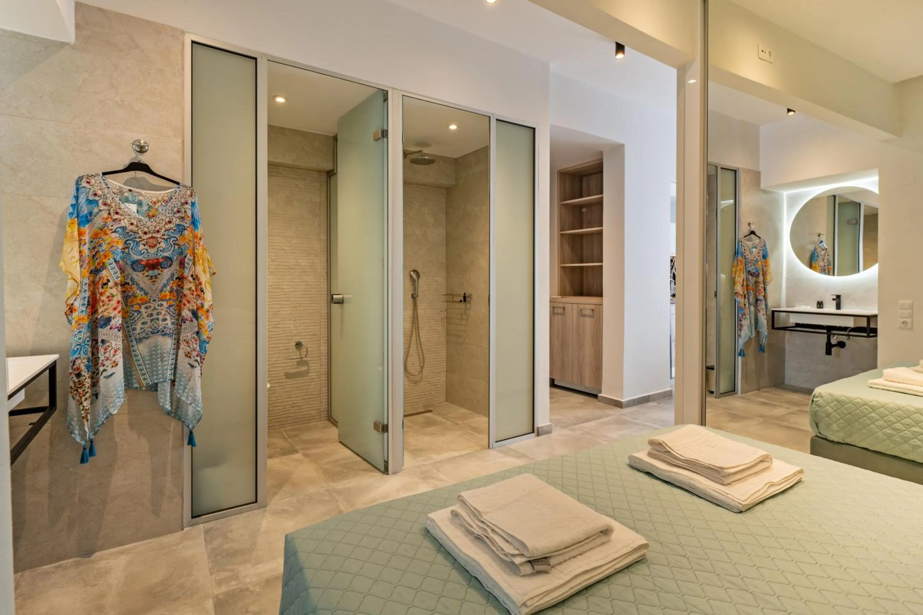 Shower, Bed in City and Sand Suites