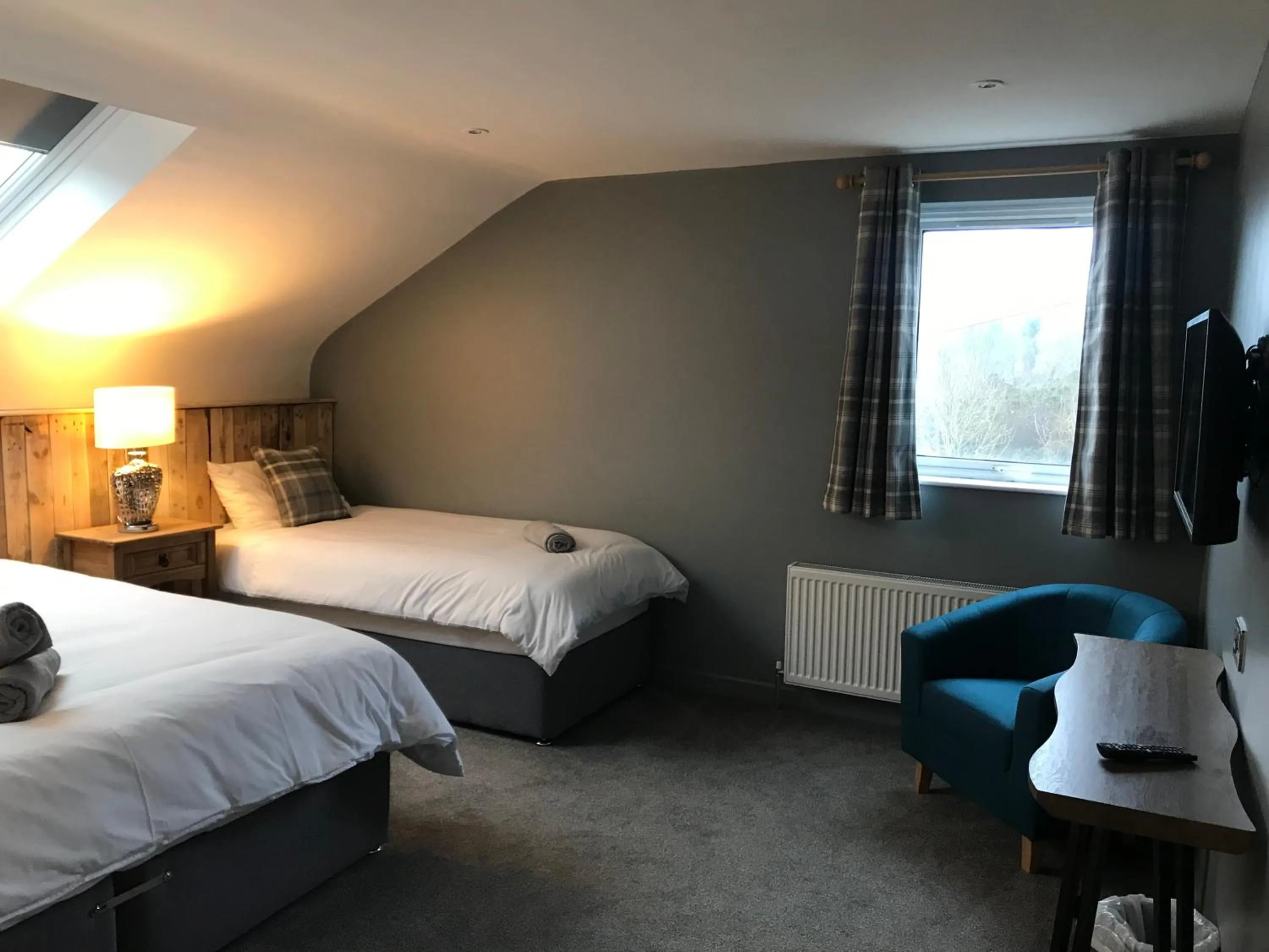 Triple Room with Private Bathroom in Rostrevor Mountain Lodge - Glamping Pods - Revive Sauna & Hot Tubs