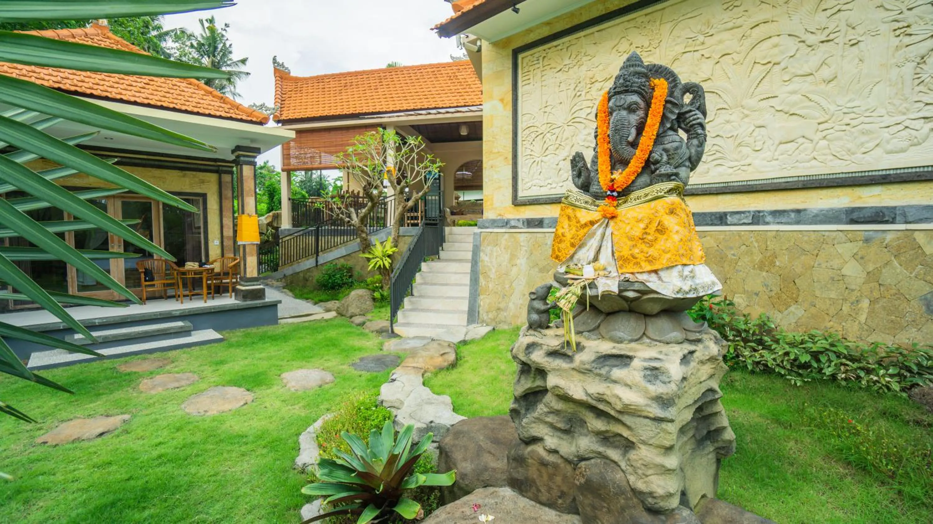 Garden in Abhirama Villas by Supala