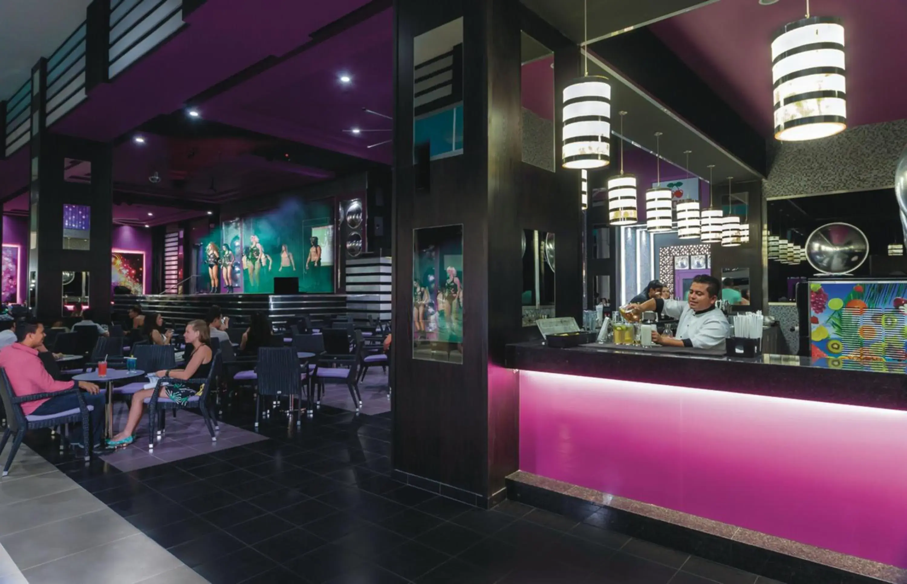 Lounge or bar in Riu Cancun - Adults Only - All Inclusive Lounge or bar in Riu Cancun - Adults Only - All Inclusive