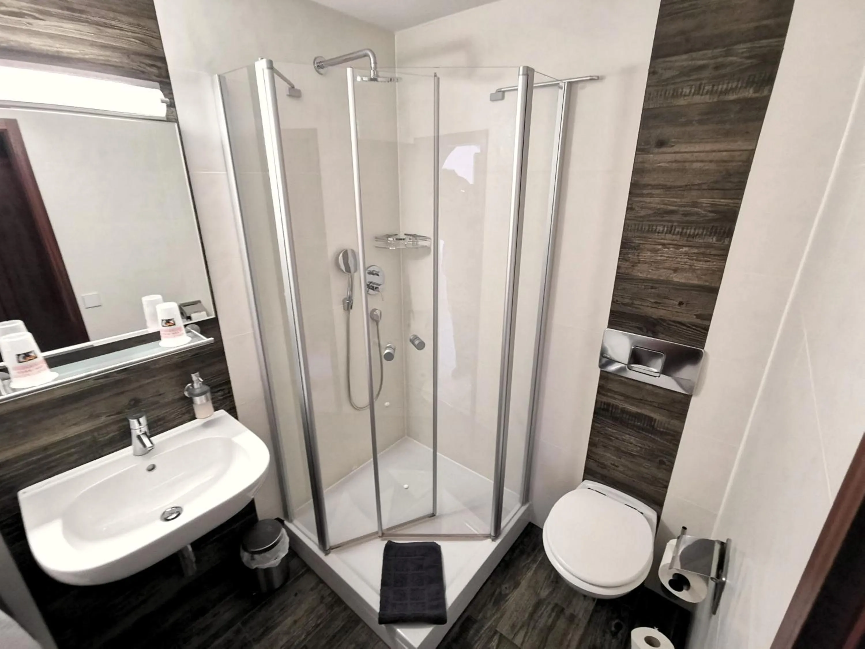 Shower in Appartements Biedermeier