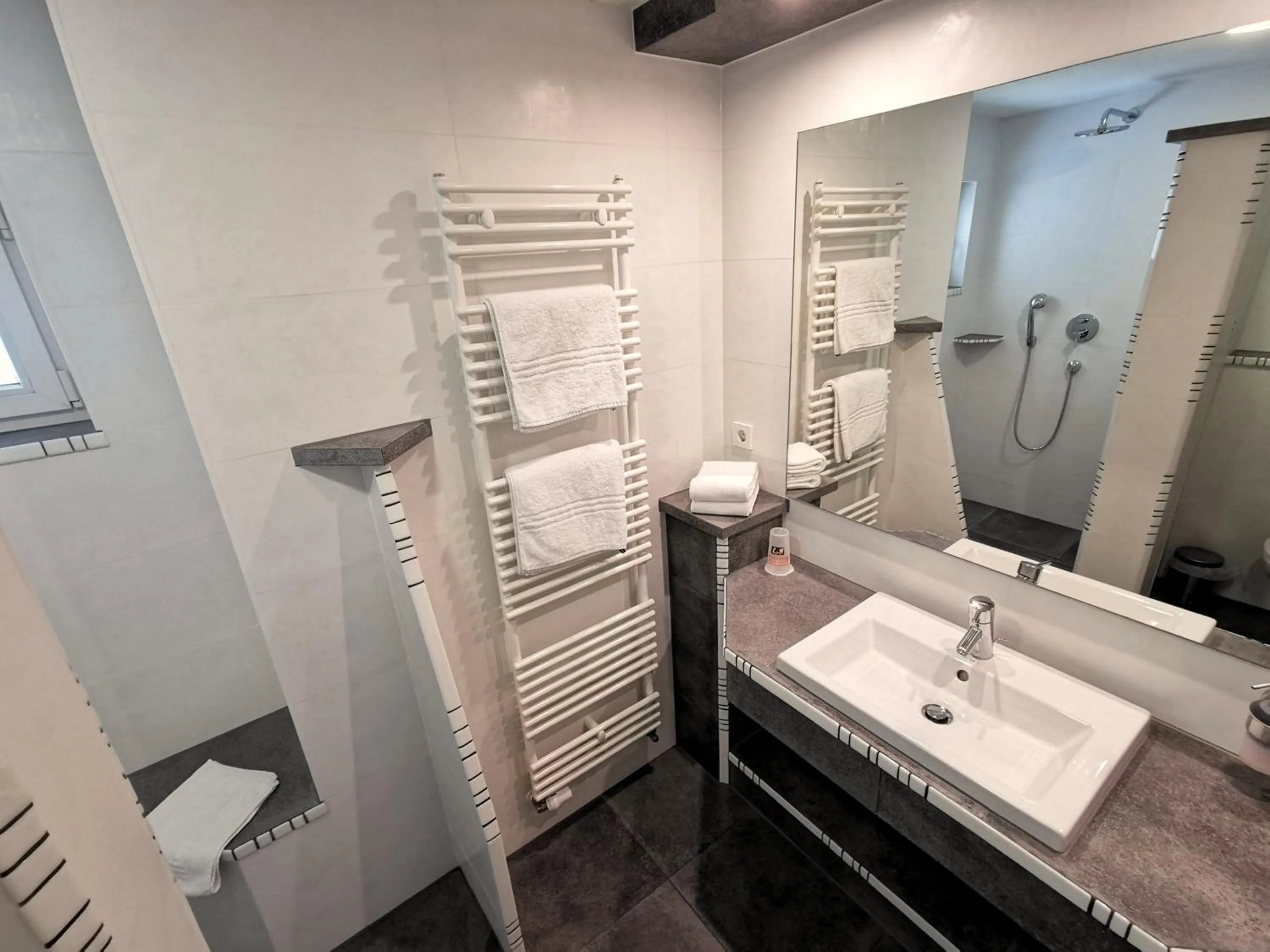 Shower in Appartements Biedermeier