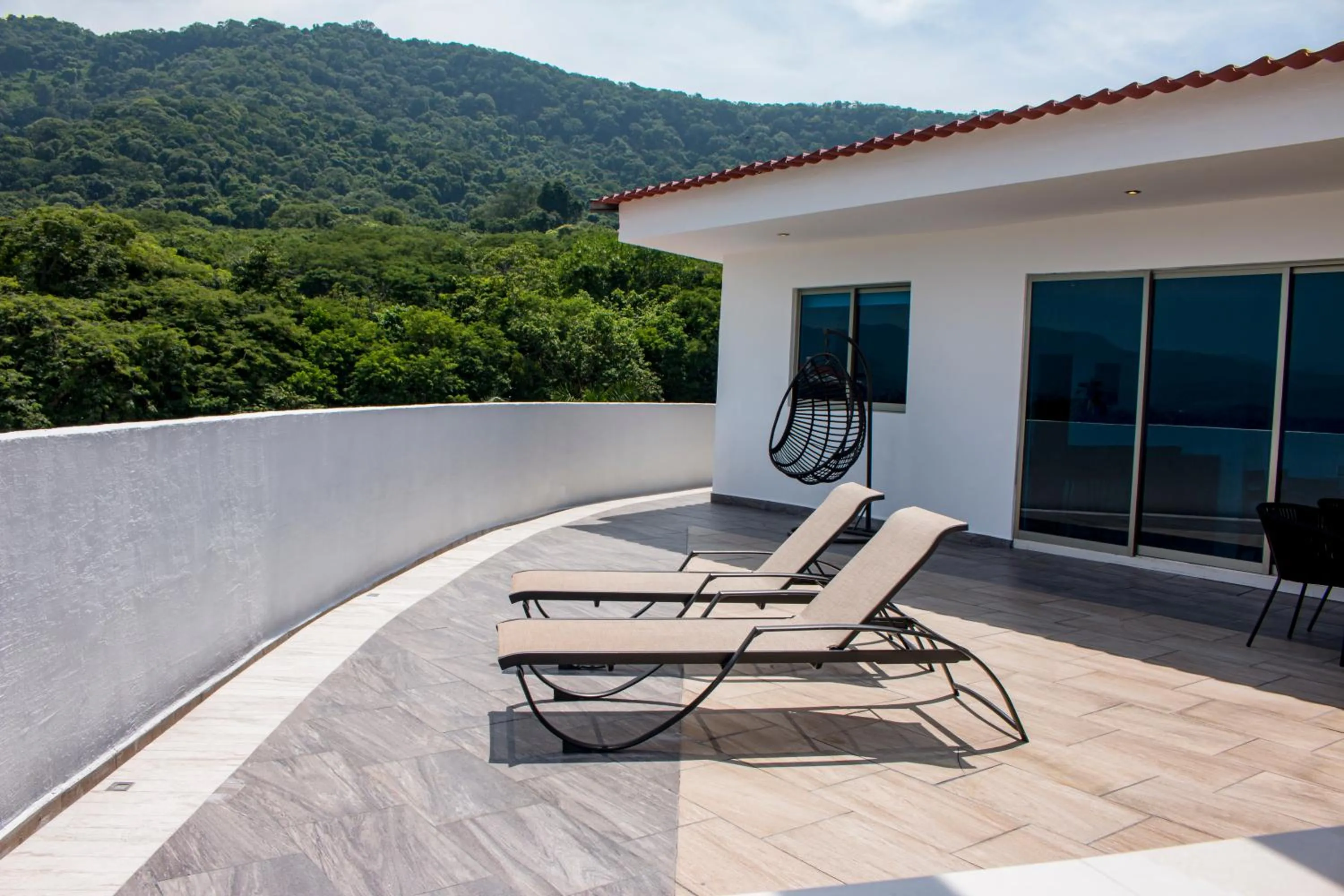LA LOMA SUITES