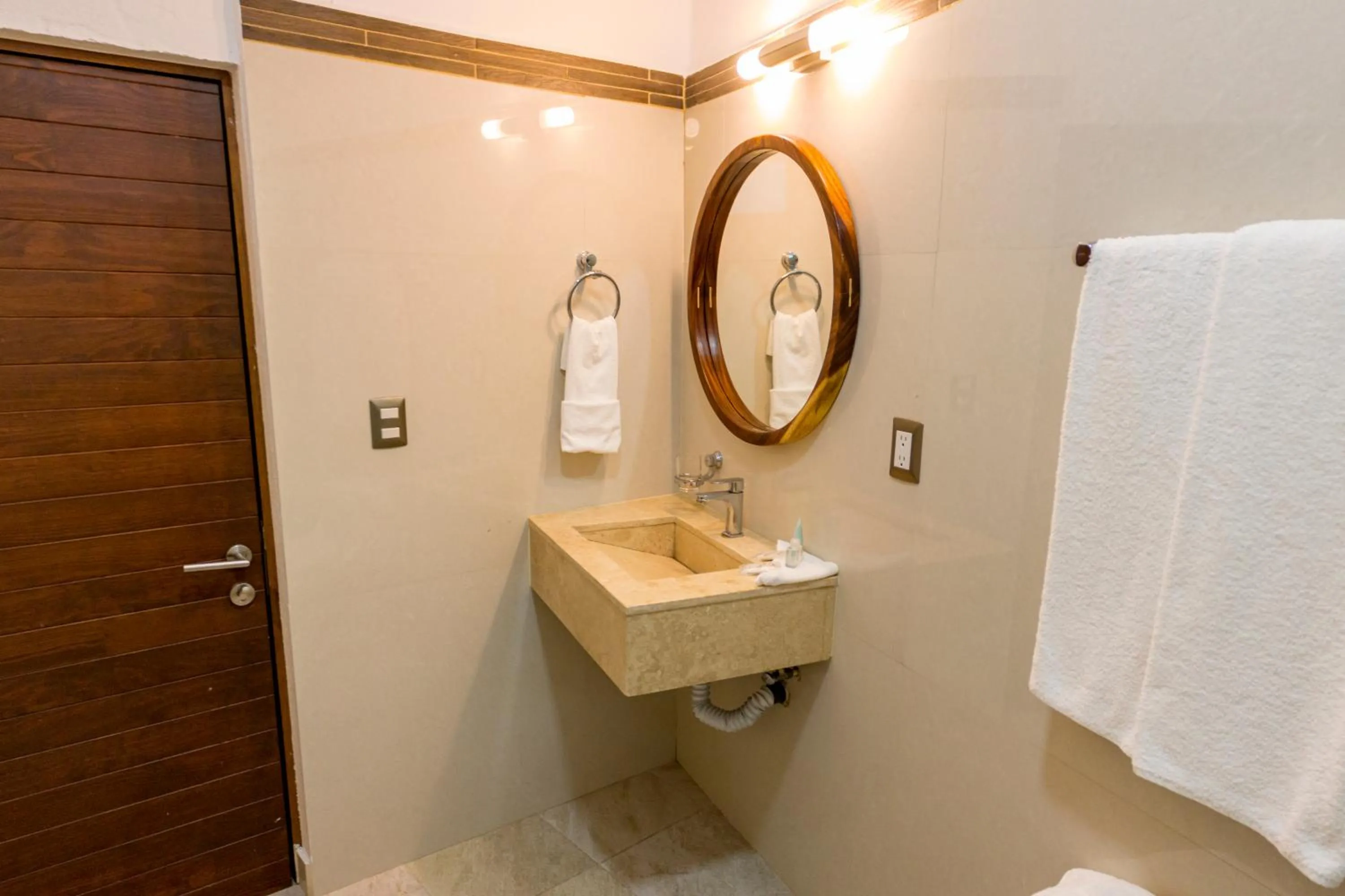 LA LOMA SUITES