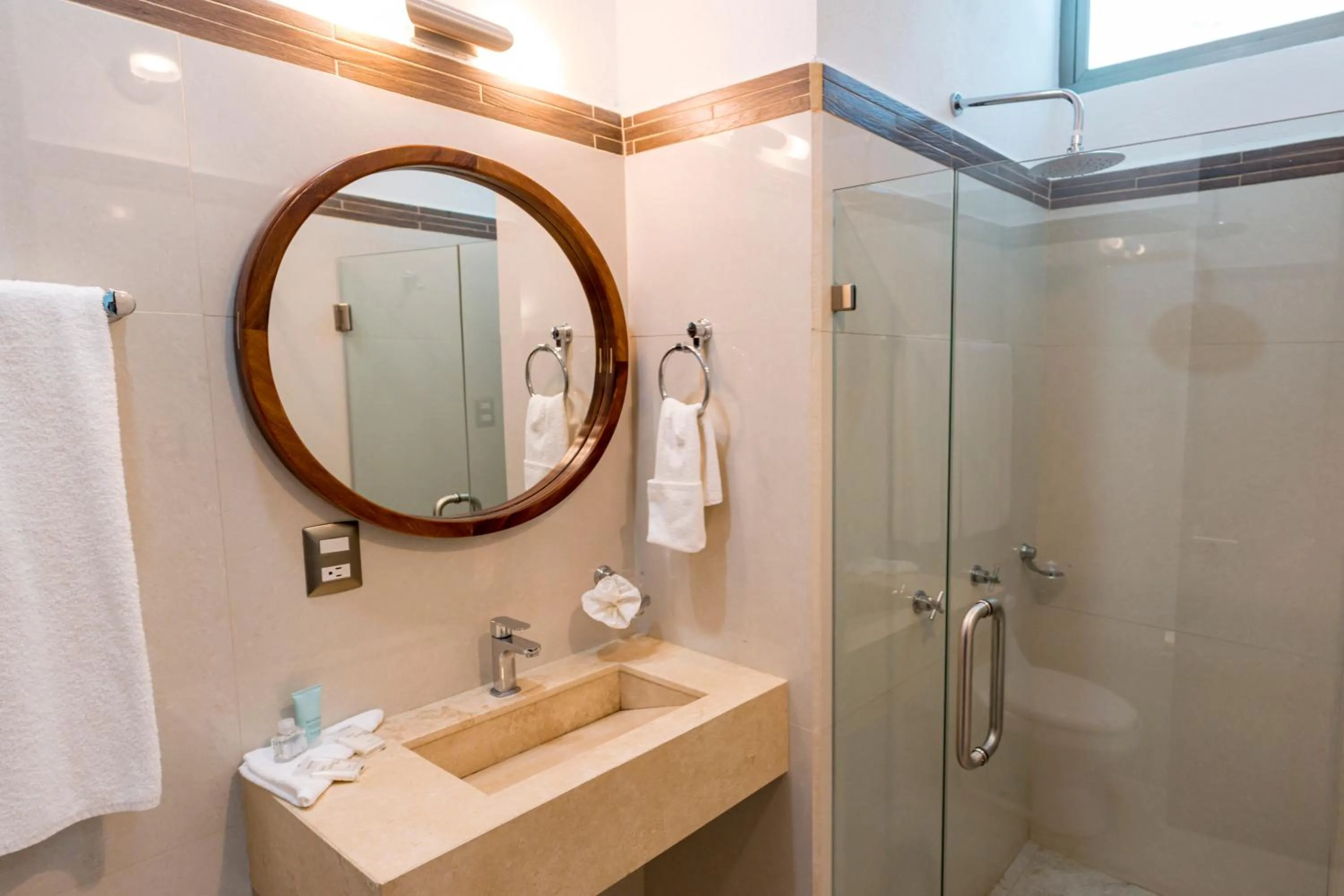 LA LOMA SUITES