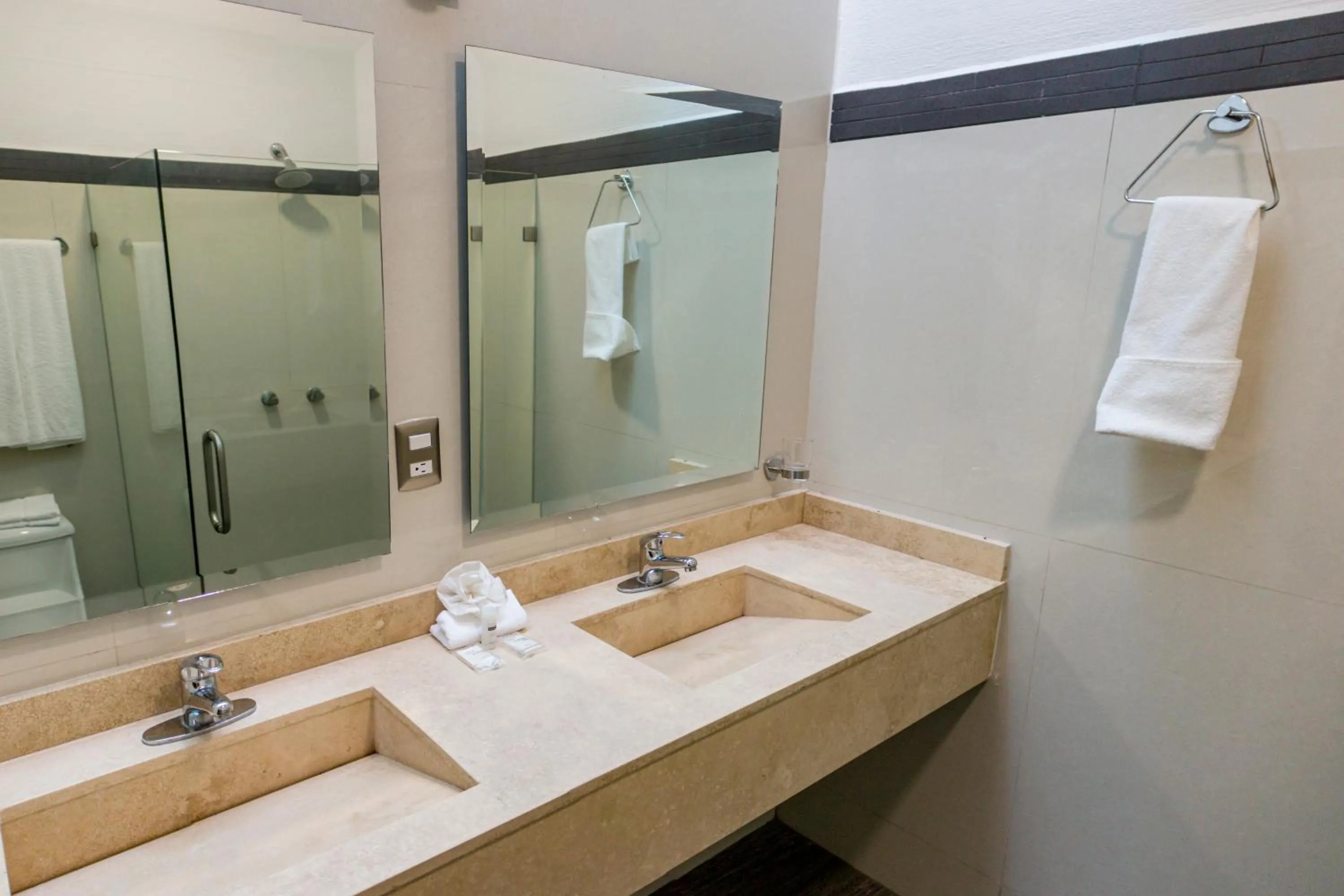 LA LOMA SUITES