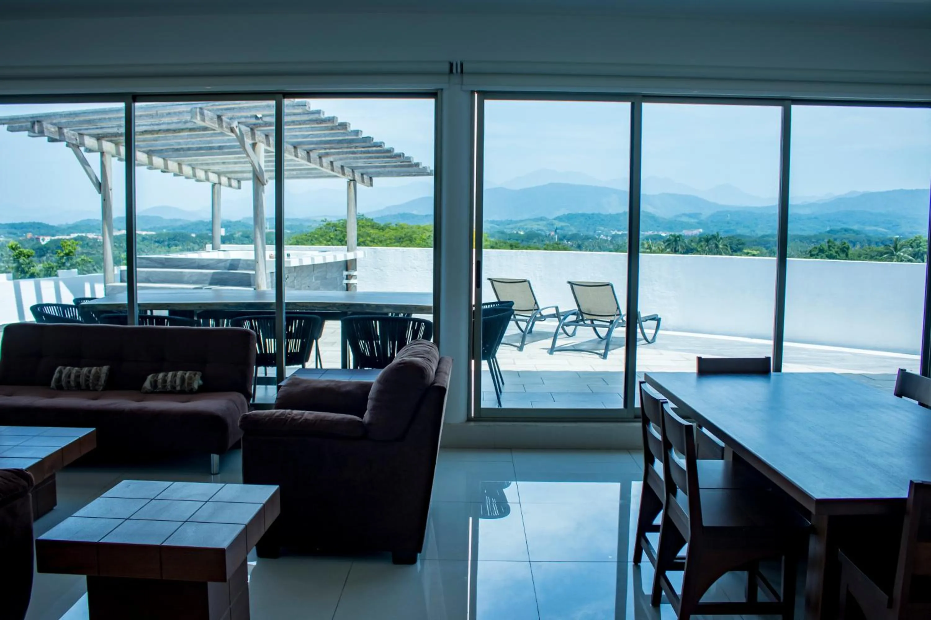 LA LOMA SUITES