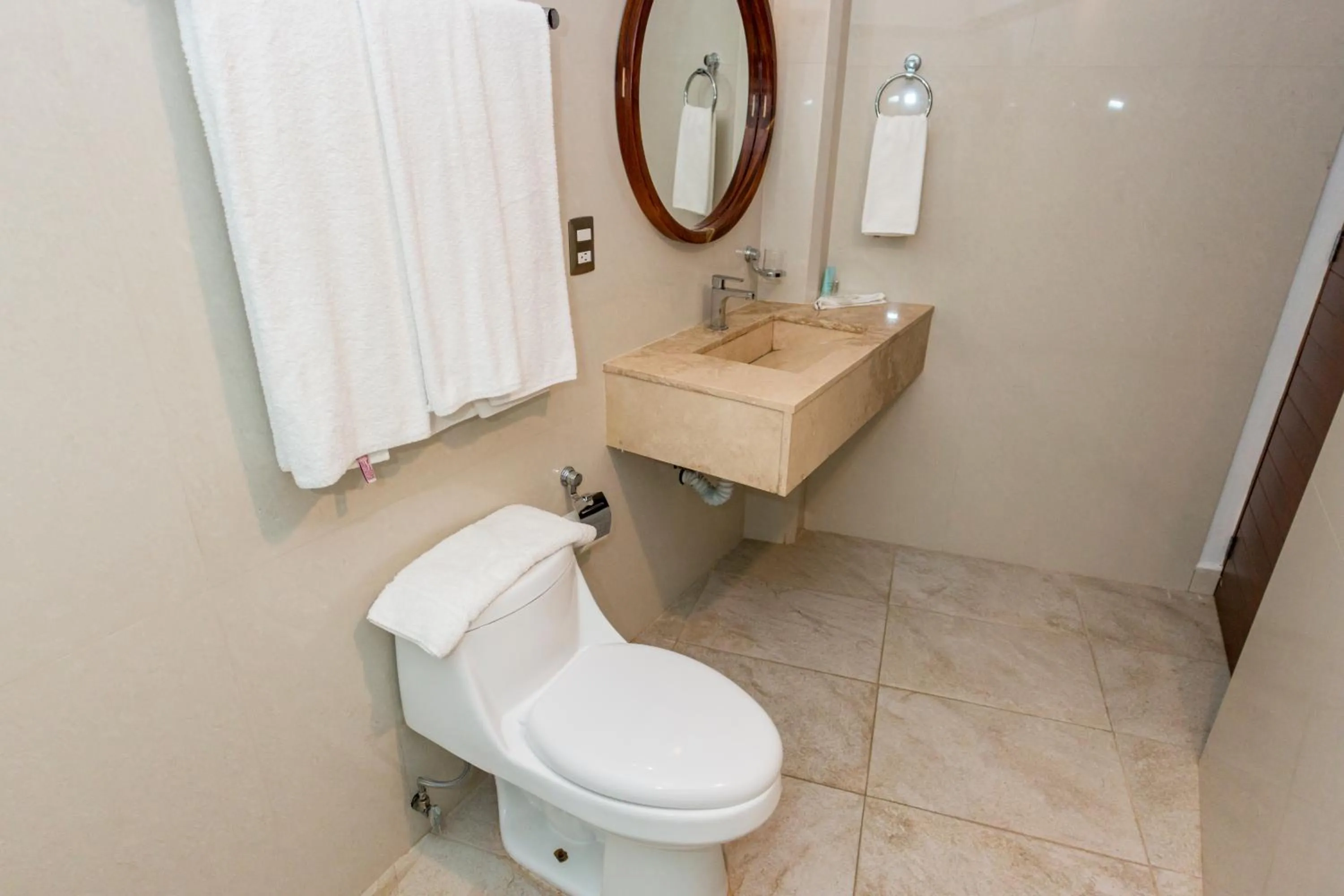 LA LOMA SUITES