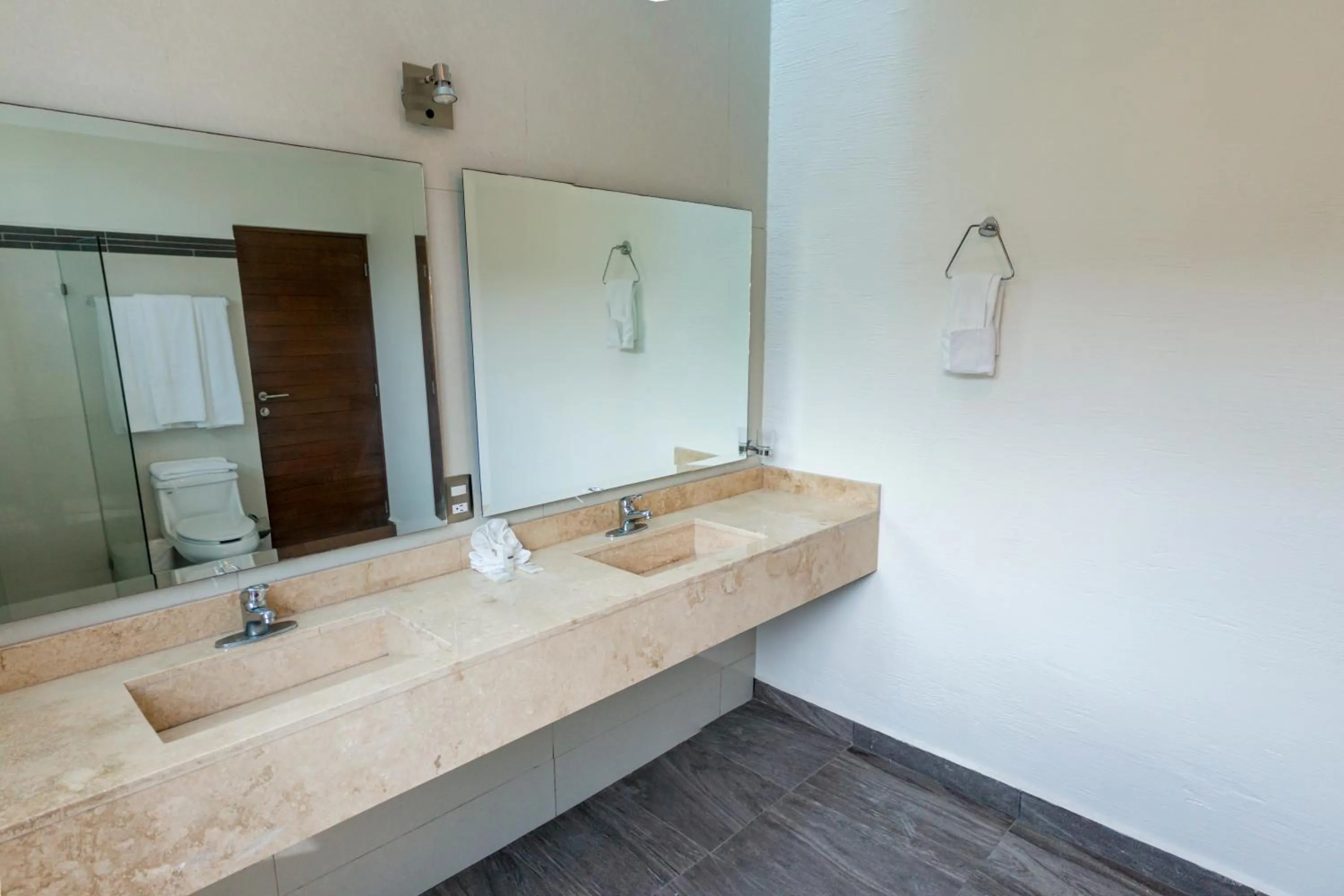 LA LOMA SUITES