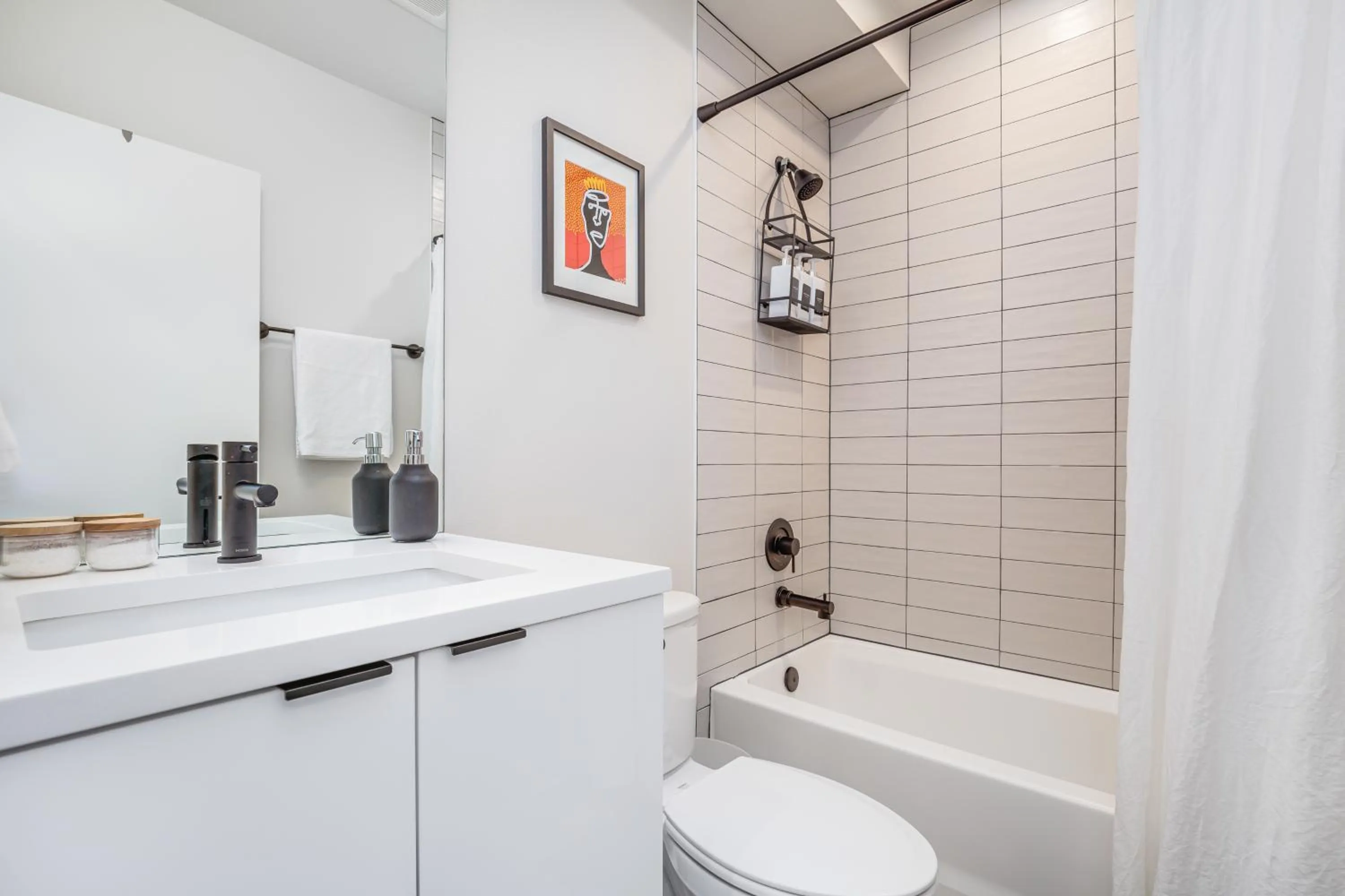 Rooftop Patio with Waterview, Private Garden & Grill 3BR 3BA- Modern Cityscape