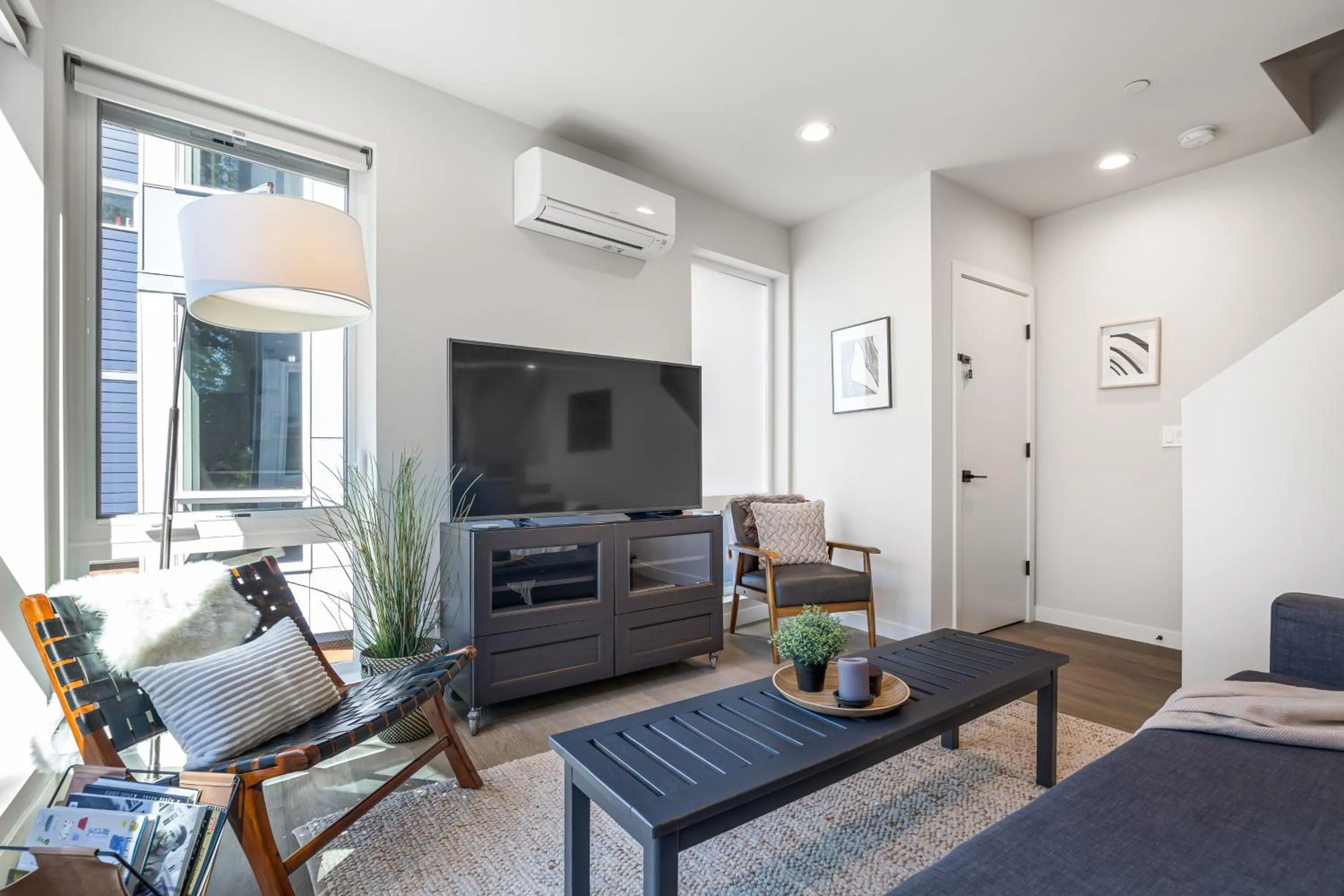 Rooftop Patio with Waterview, Private Garden & Grill 3BR 3BA- Modern Cityscape