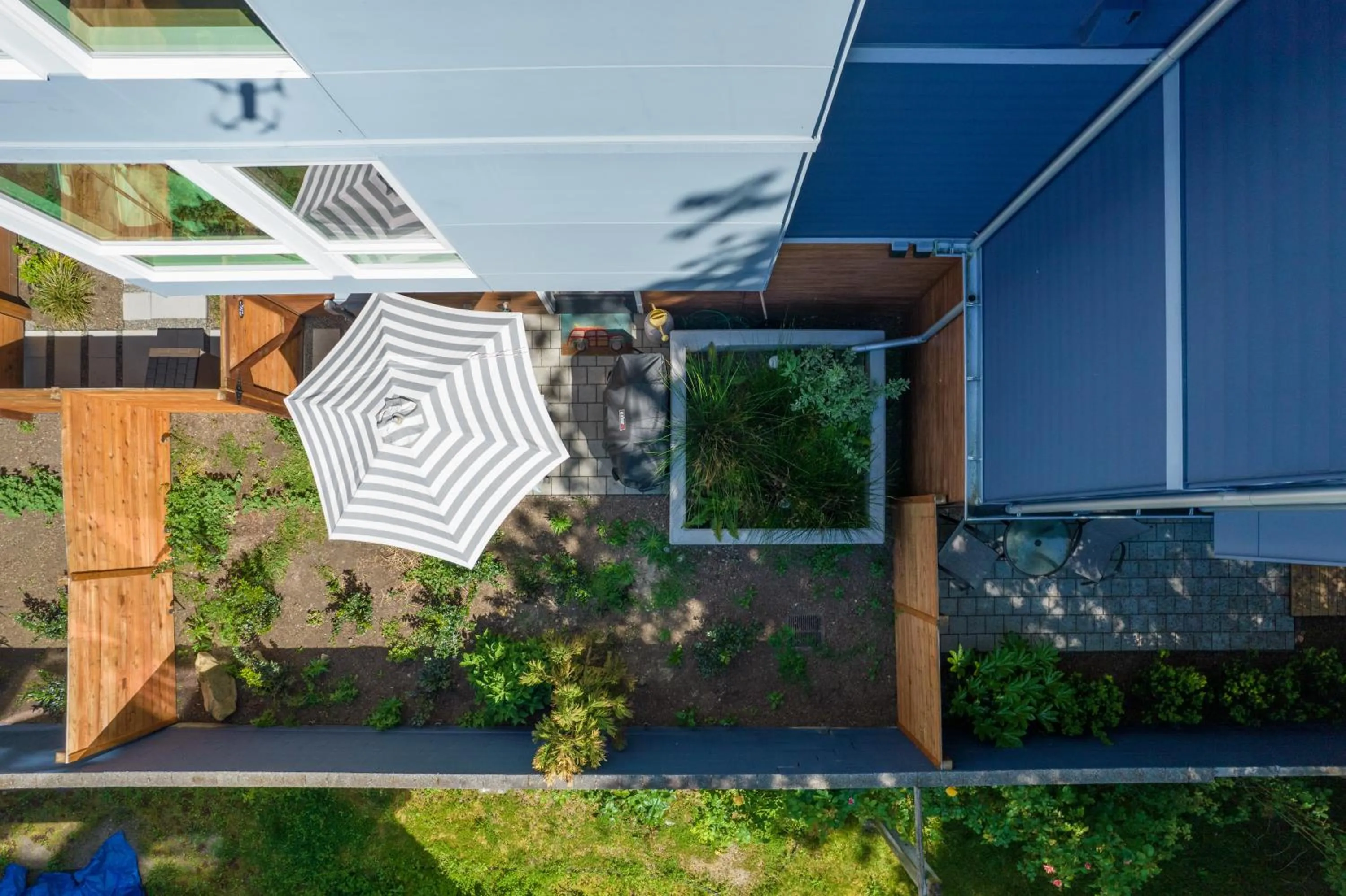 Rooftop Patio with Waterview, Private Garden & Grill 3BR 3BA- Modern Cityscape