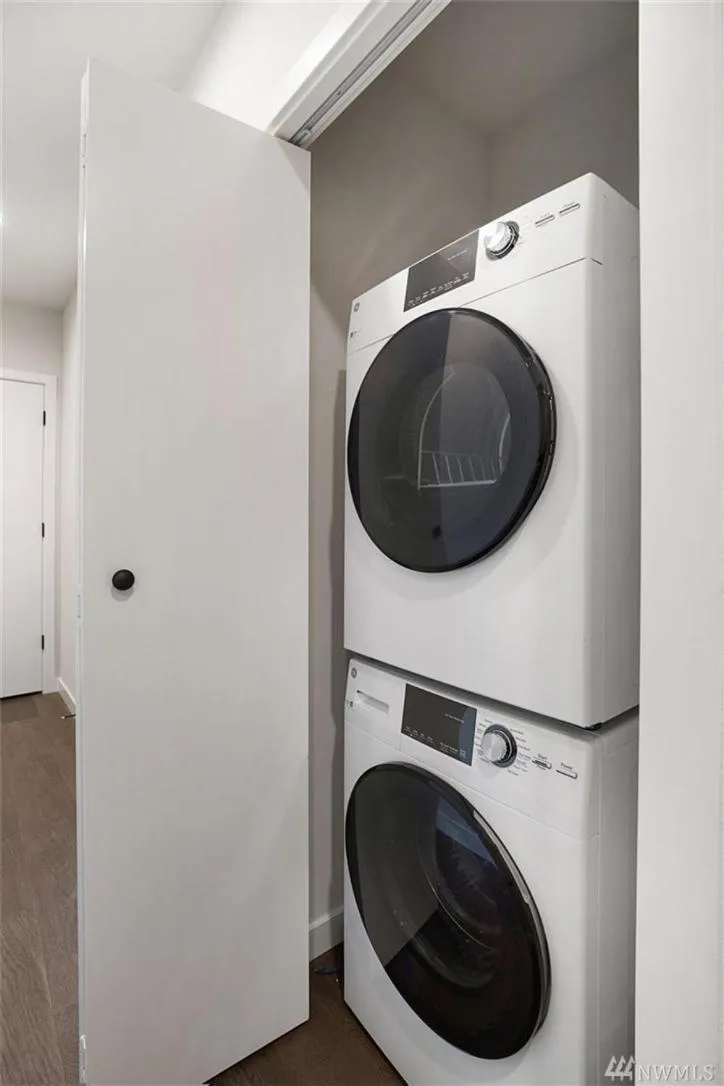 Rooftop Patio with Waterview, Private Garden & Grill 3BR 3BA- Modern Cityscape