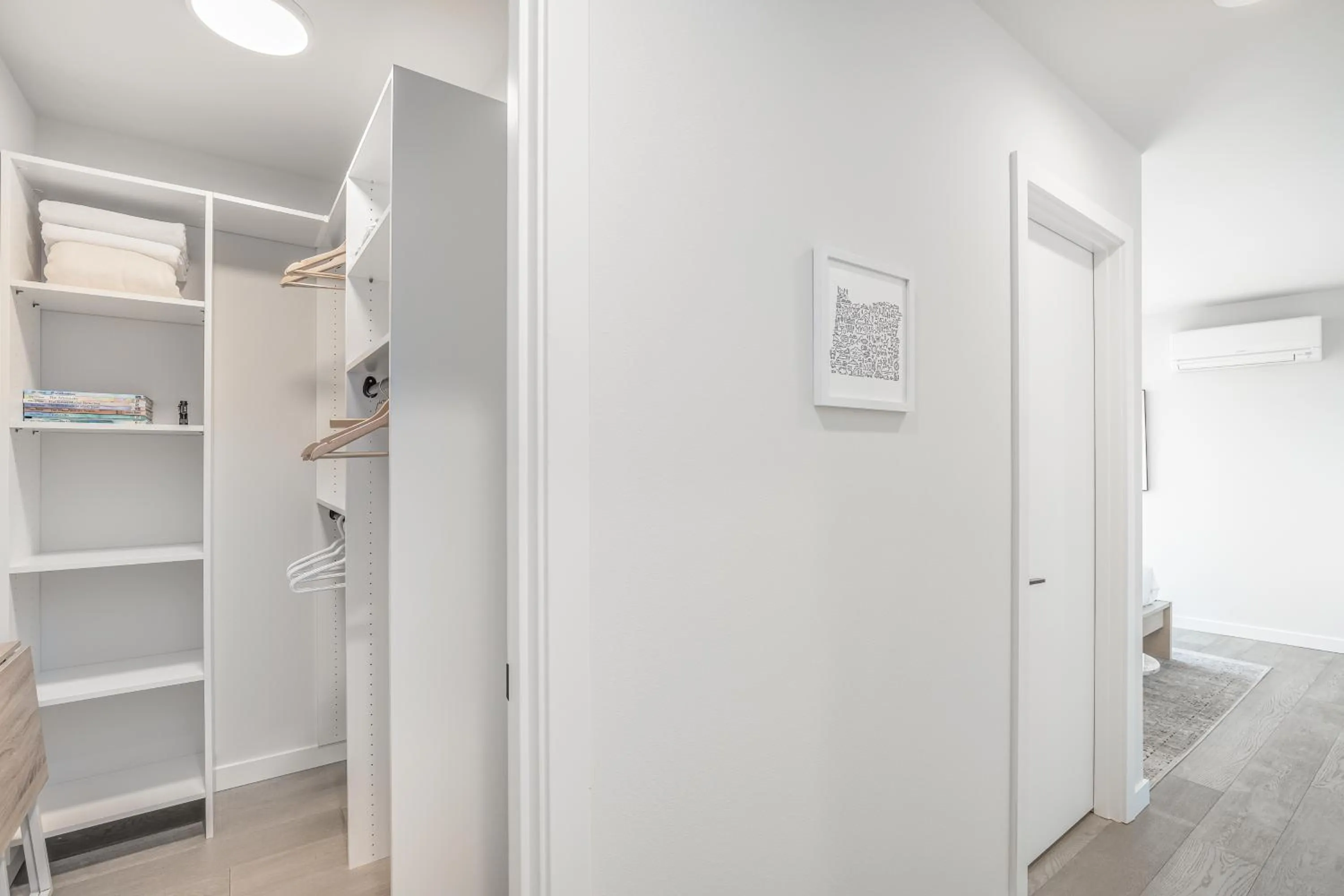 Rooftop Patio with Waterview, Private Garden & Grill 3BR 3BA- Modern Cityscape