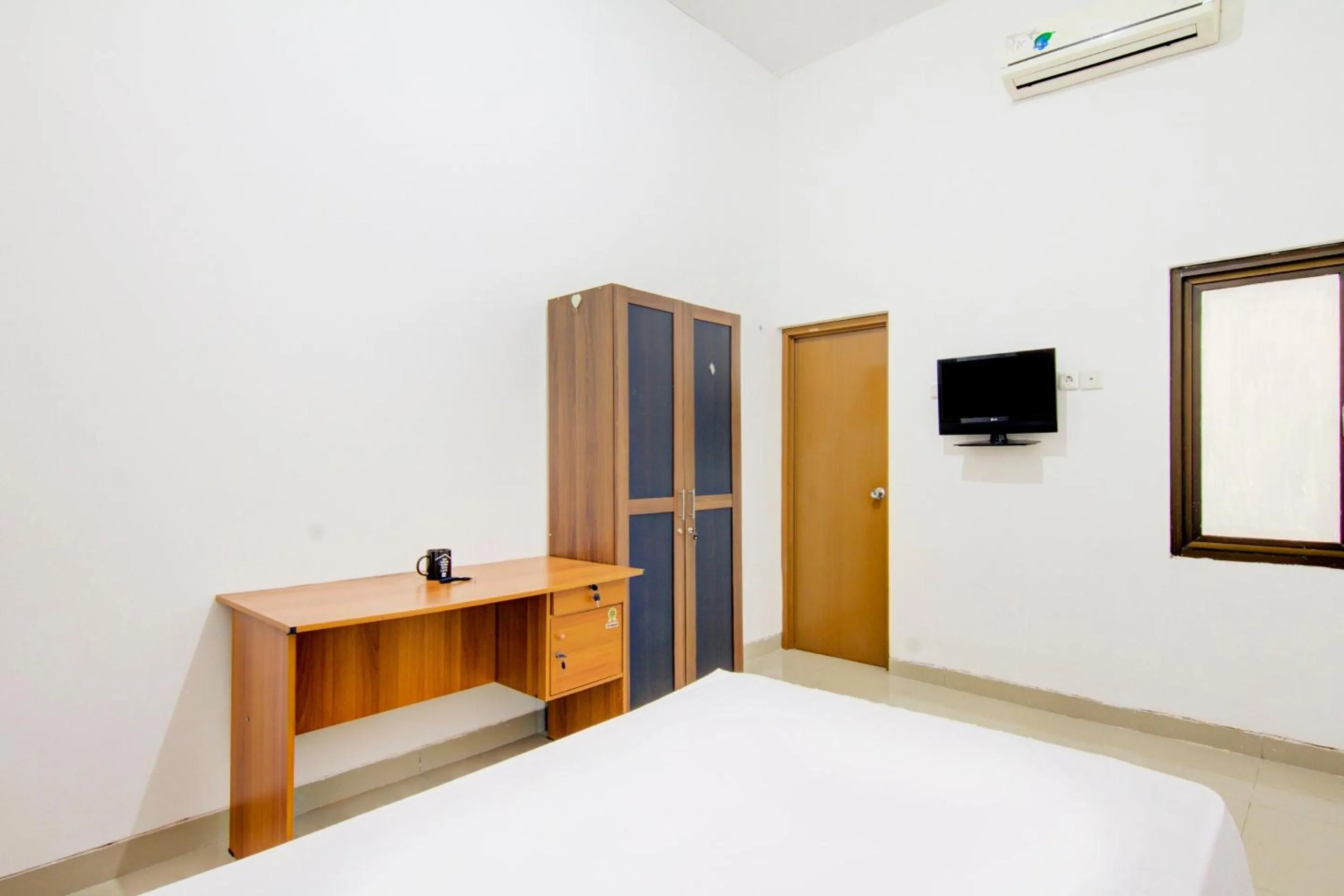 Bedroom, Bed in OYO Life 89990 Kost Waterfront 75 Sub