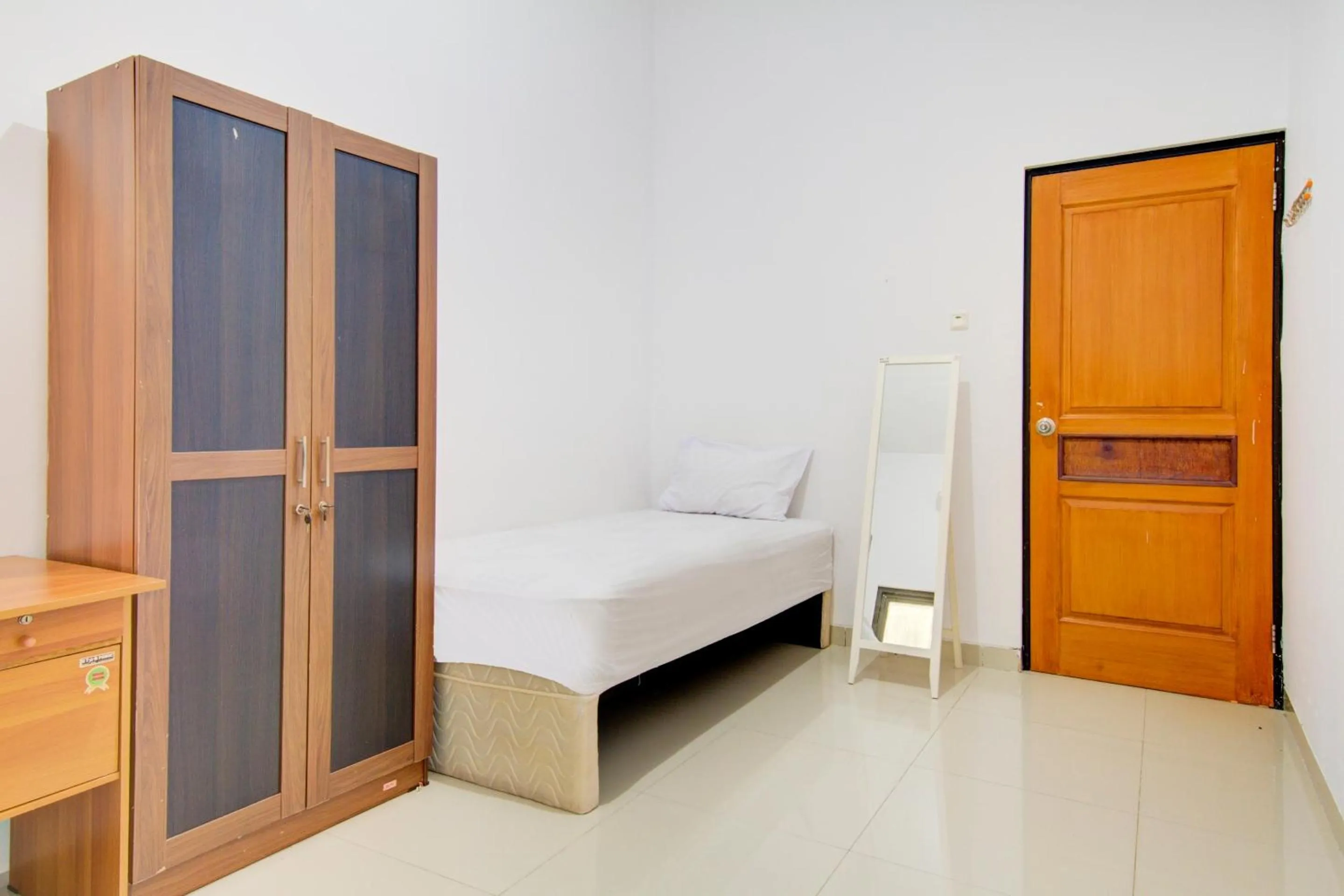 Bedroom, Bed in OYO Life 89990 Kost Waterfront 75 Sub