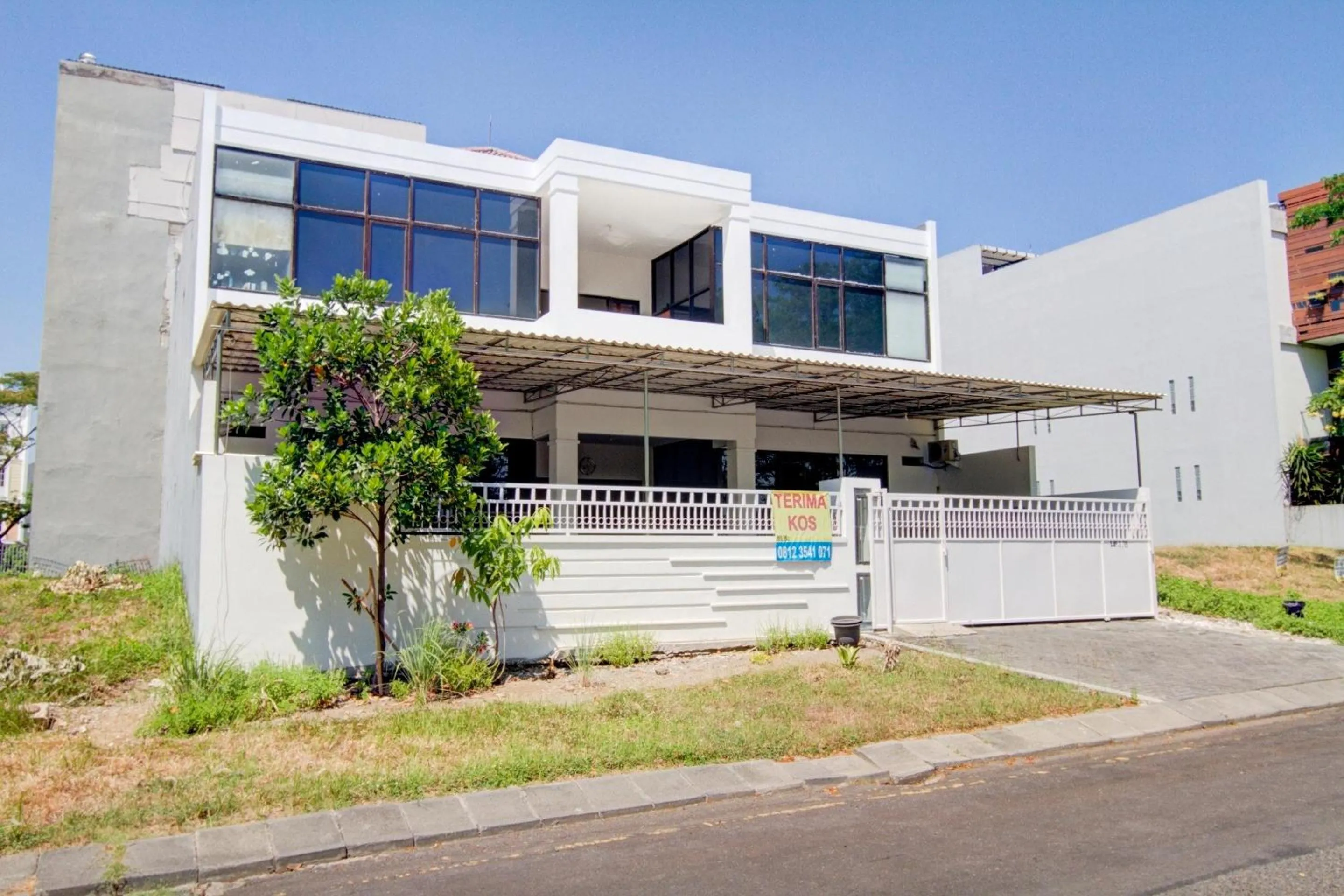 Facade/entrance in OYO Life 89990 Kost Waterfront 75 Sub