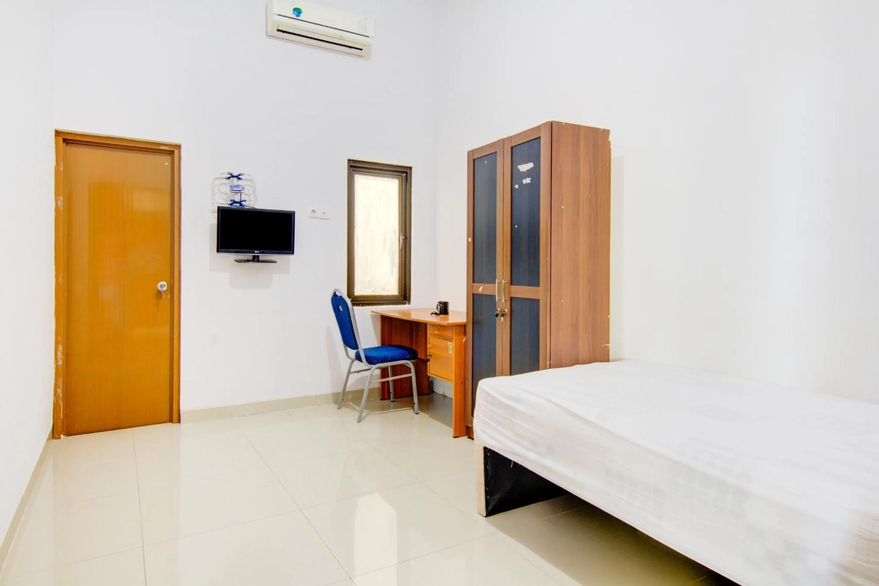 Bedroom, Bed in OYO Life 89990 Kost Waterfront 75 Sub