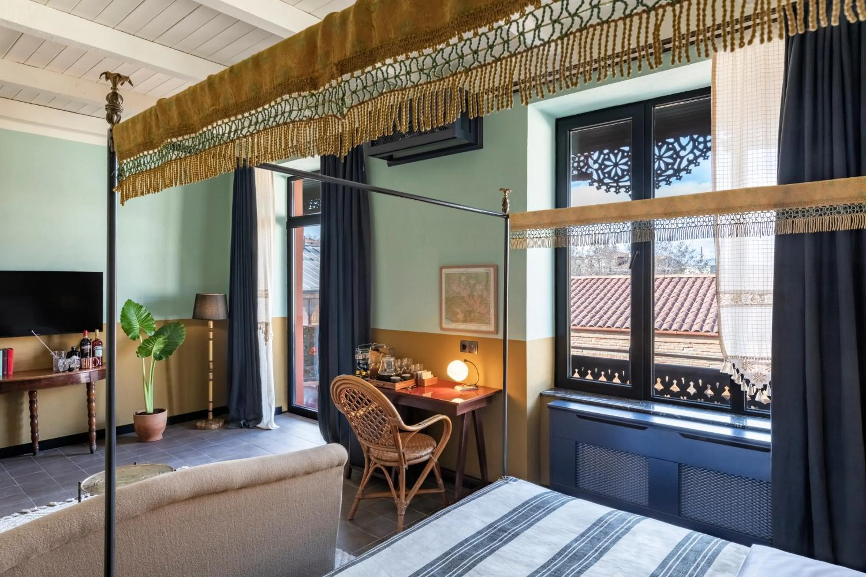 Photo of the whole room, Bed in Communal Hotel Telavi