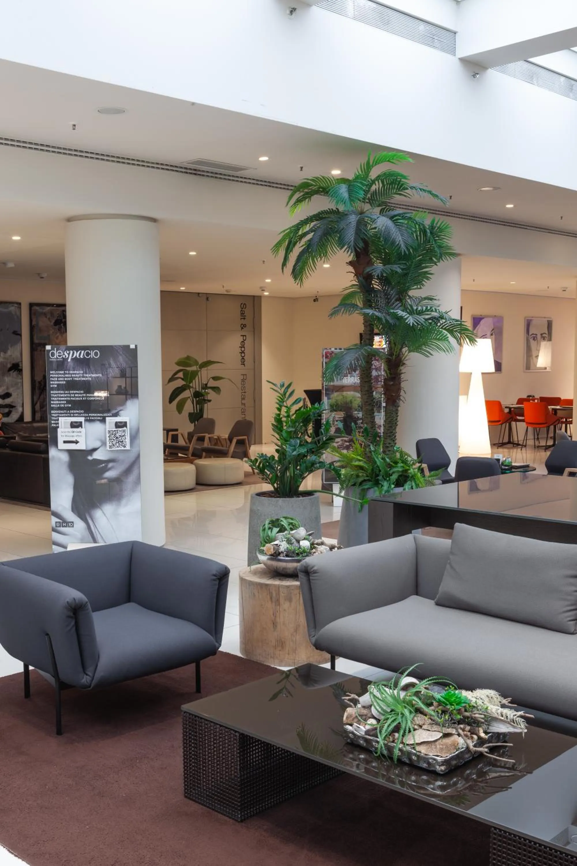 Lounge or bar in H10 Ku'Damm Lofts