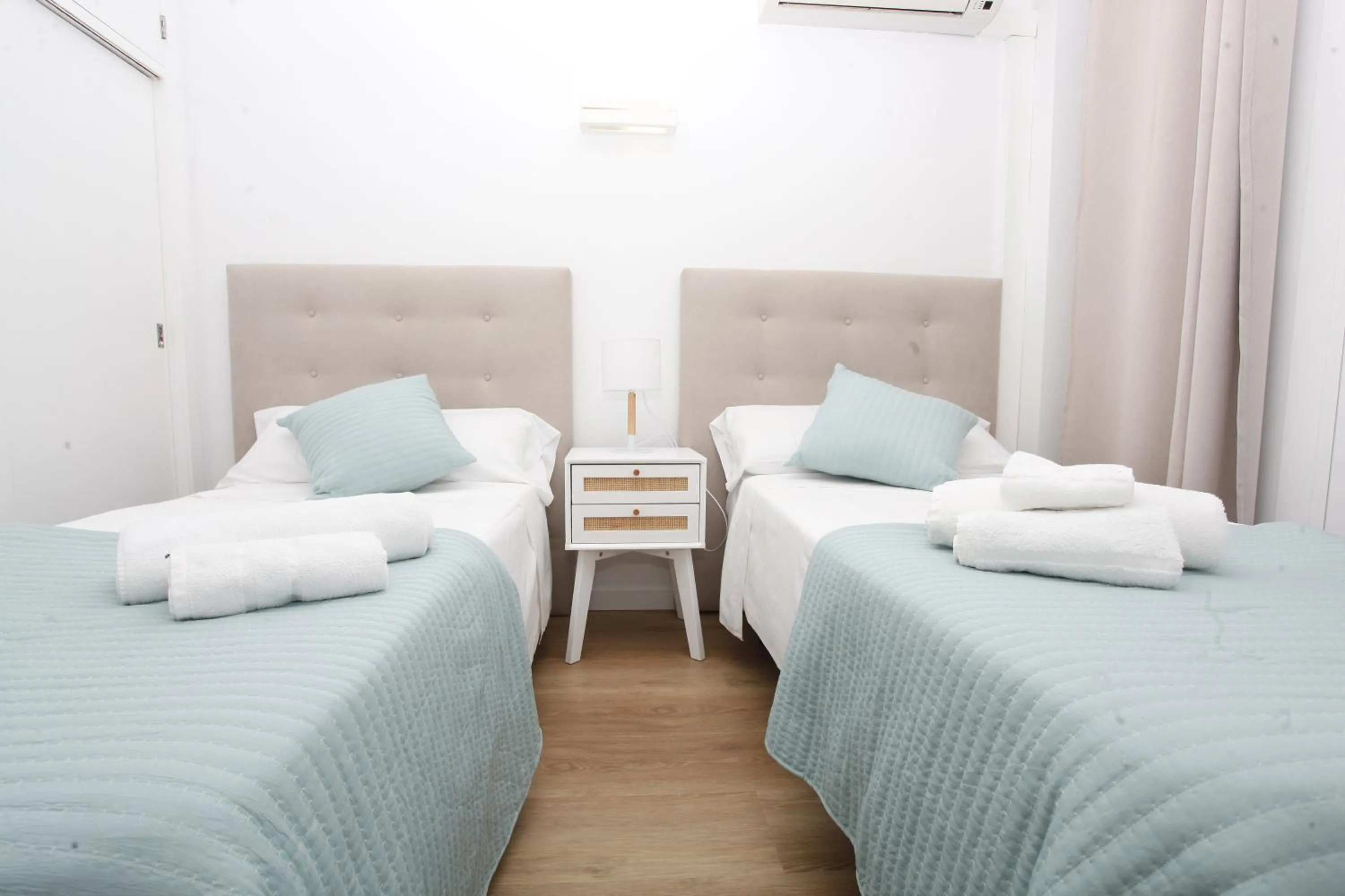 Property building, Bed in Apartamento Albers