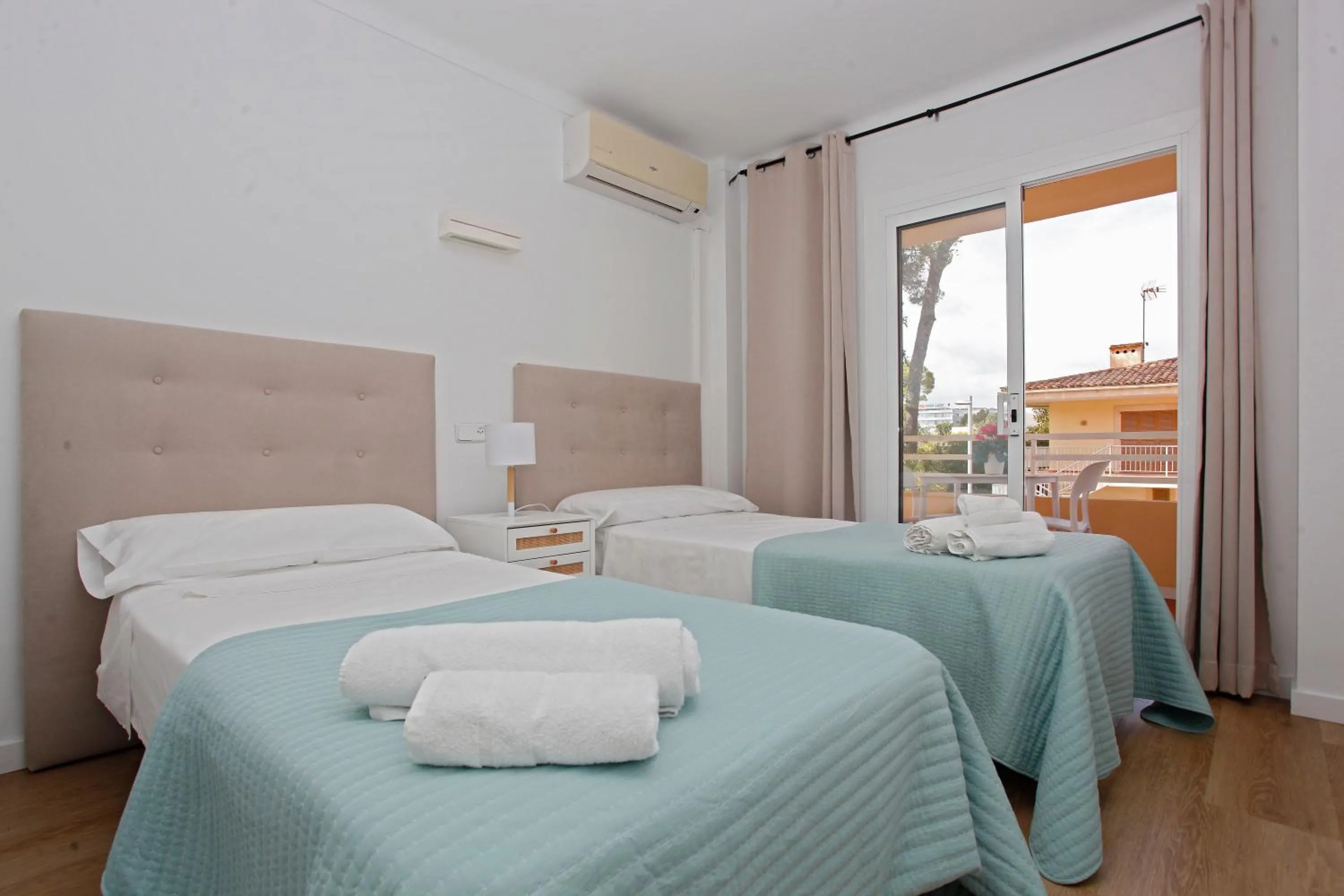 Property building, Bed in Apartamento Albers