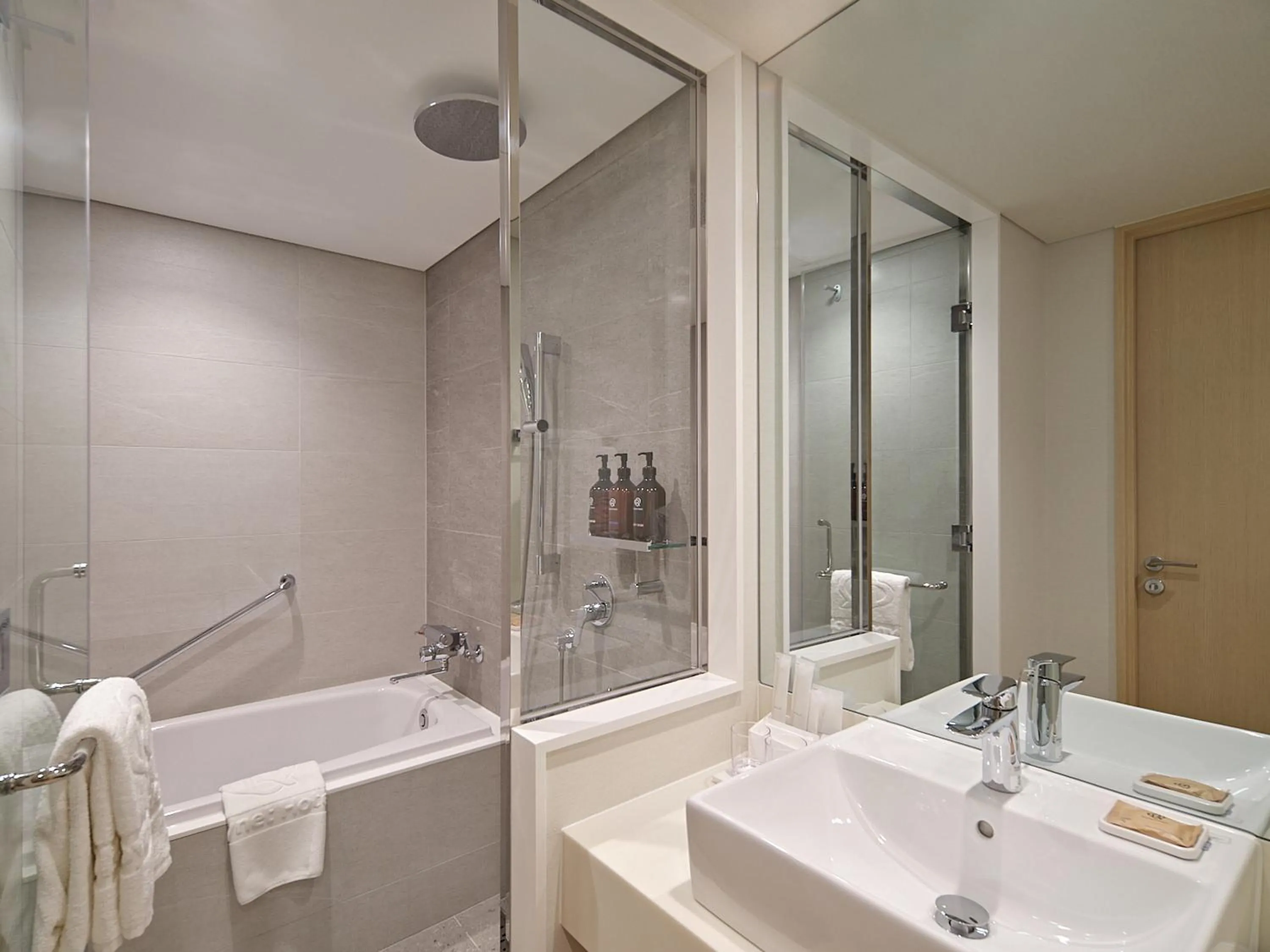 Bathroom in Roynet Hotel Seoul Mapo