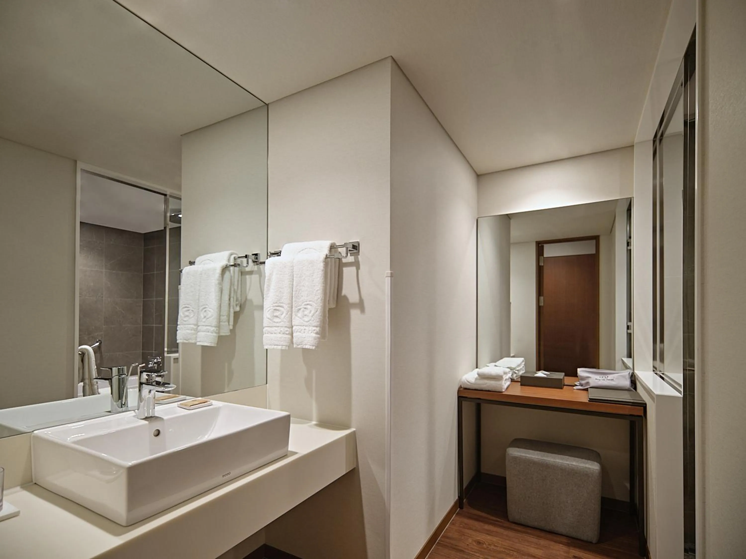 Bathroom in Roynet Hotel Seoul Mapo