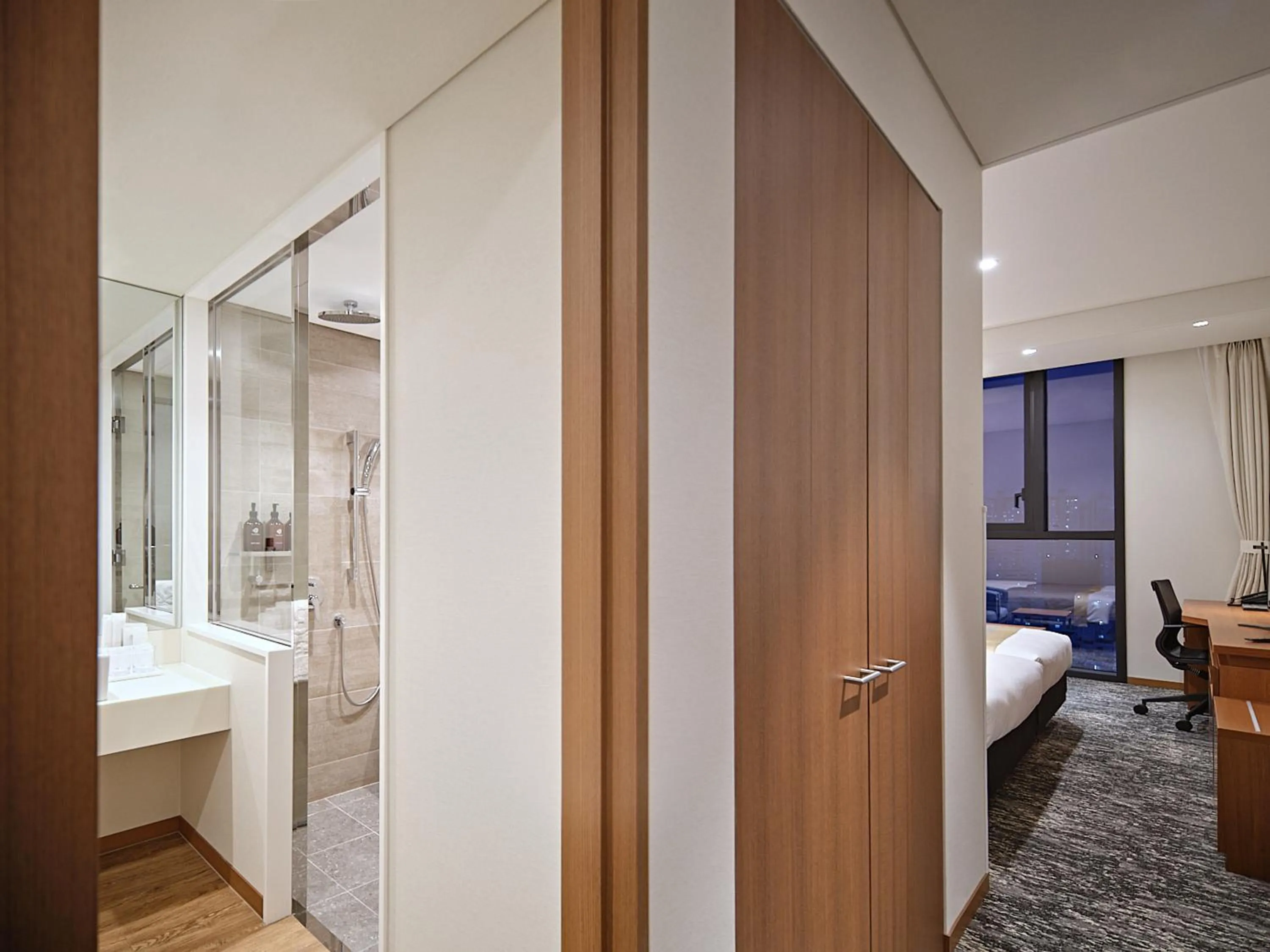 Bed in Roynet Hotel Seoul Mapo