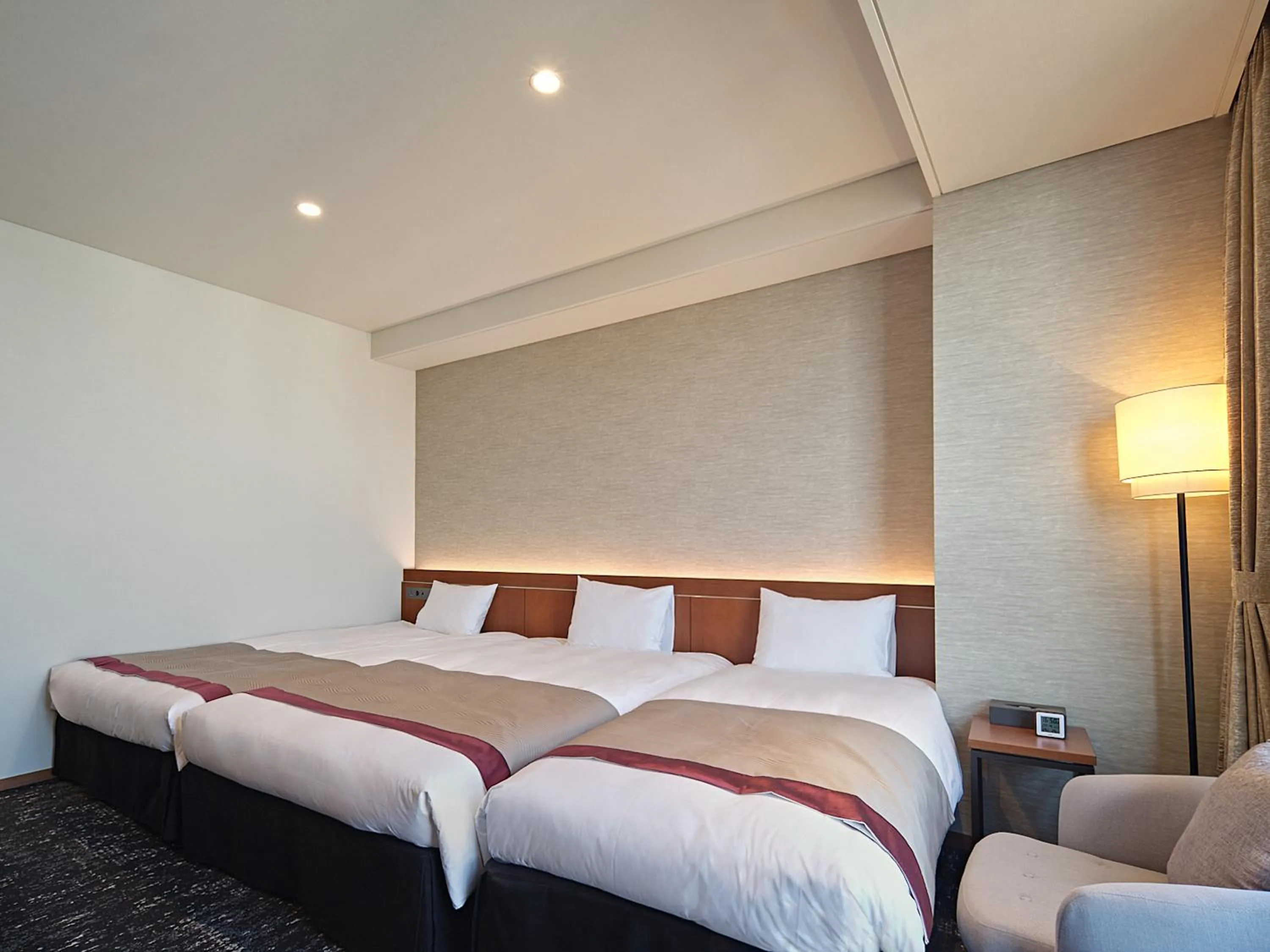 Bed in Roynet Hotel Seoul Mapo