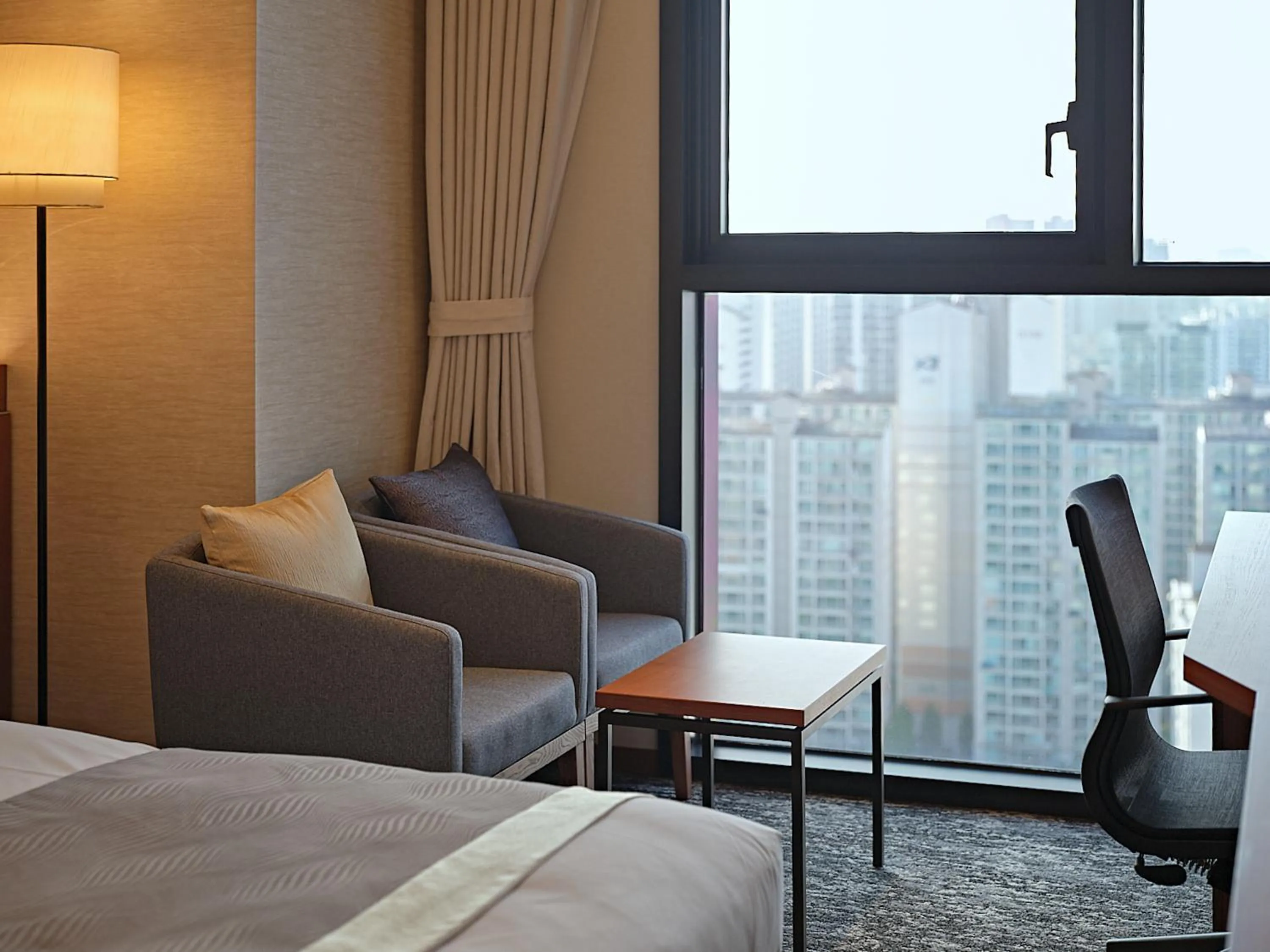 Street view, Bed in Roynet Hotel Seoul Mapo