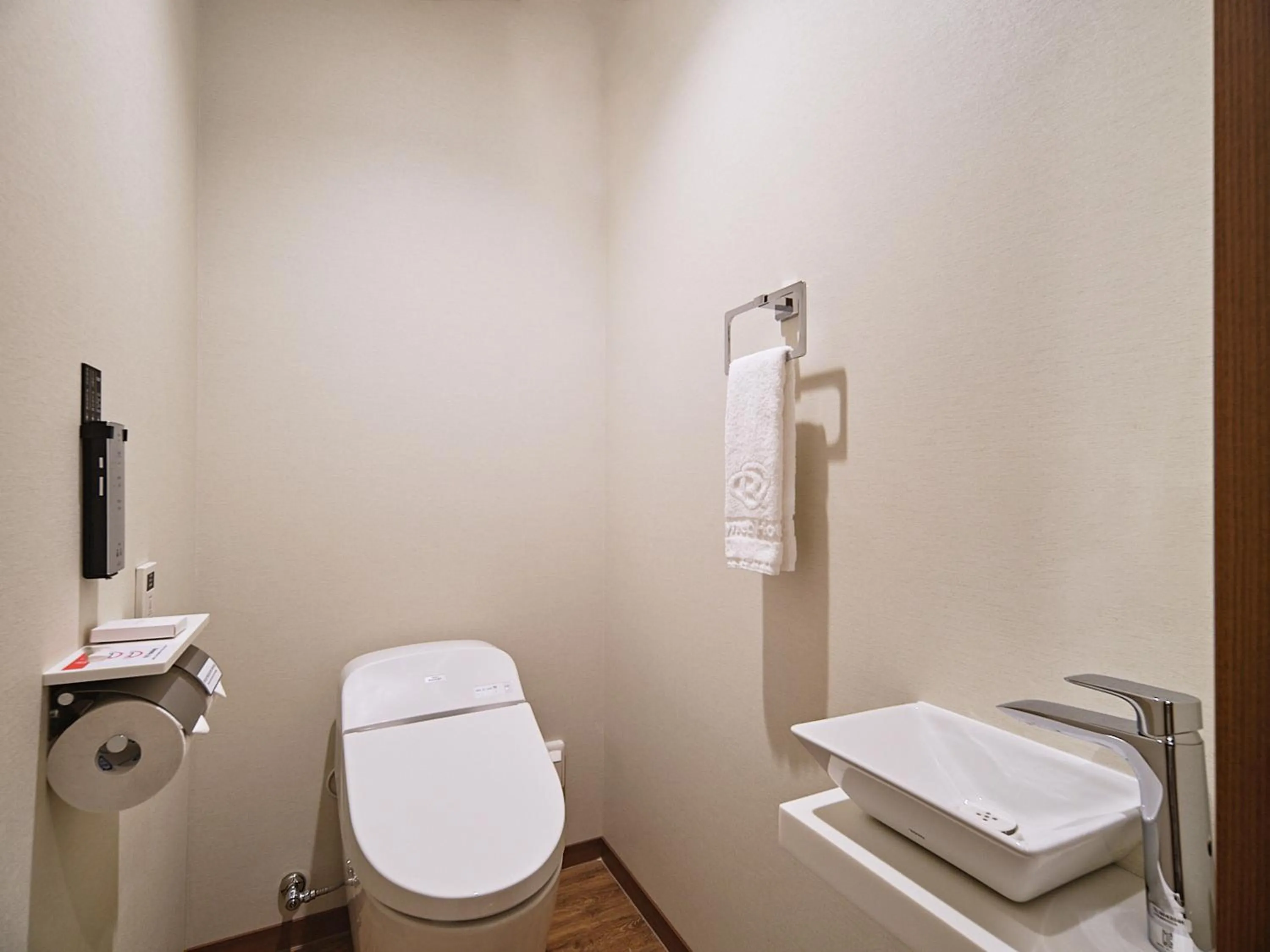 Bathroom in Roynet Hotel Seoul Mapo