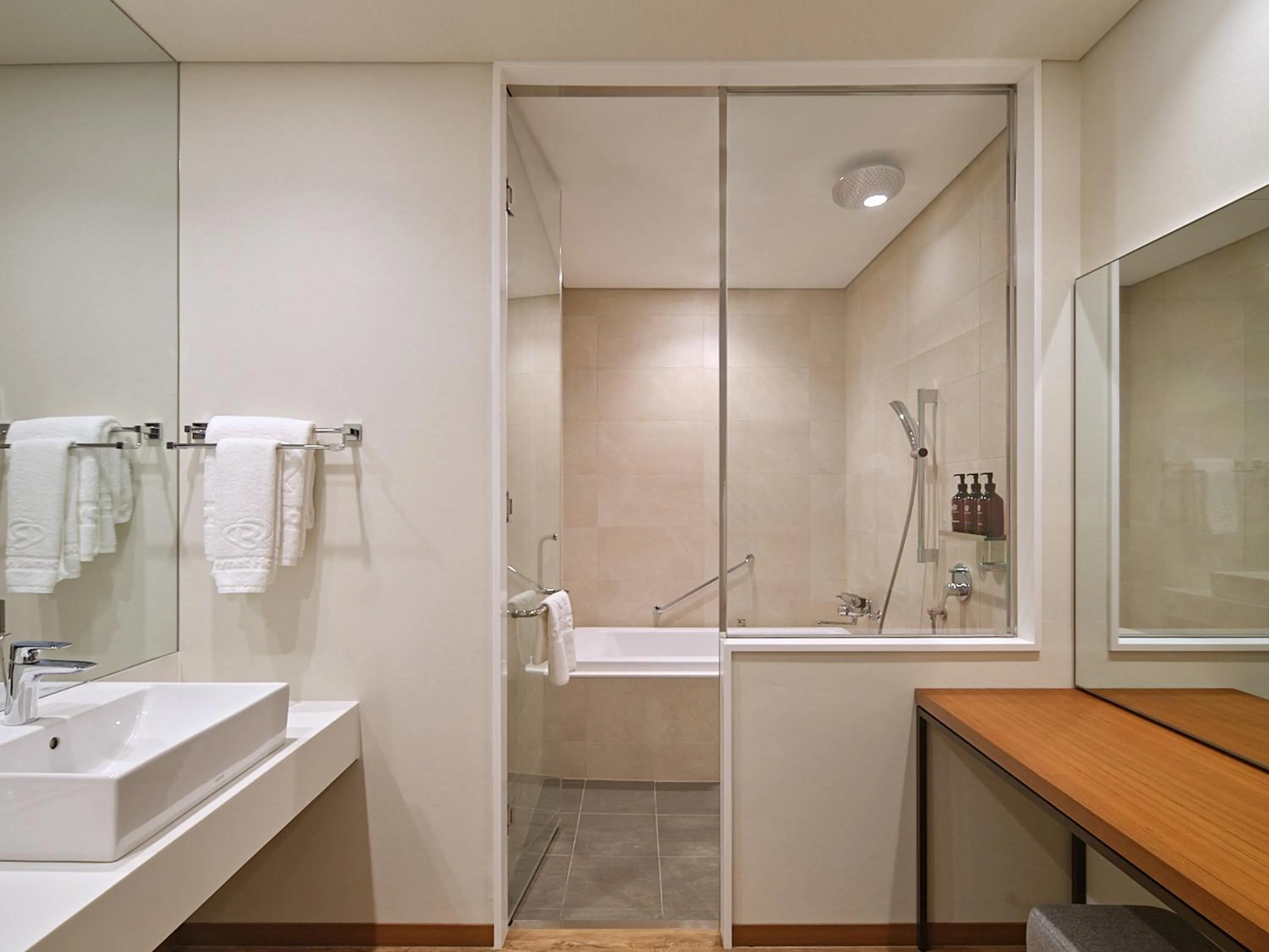 Bathroom in Roynet Hotel Seoul Mapo
