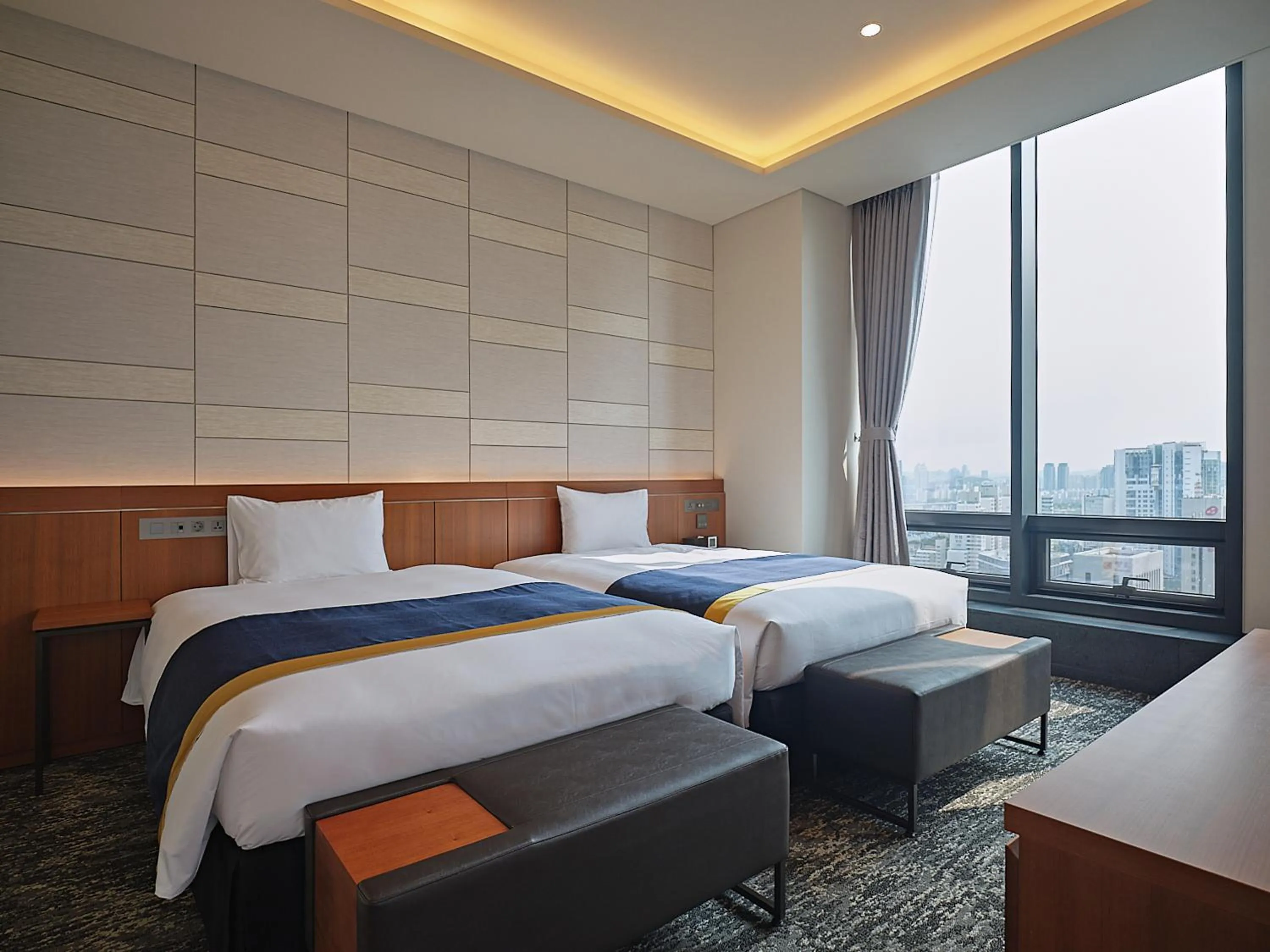 Bed in Roynet Hotel Seoul Mapo