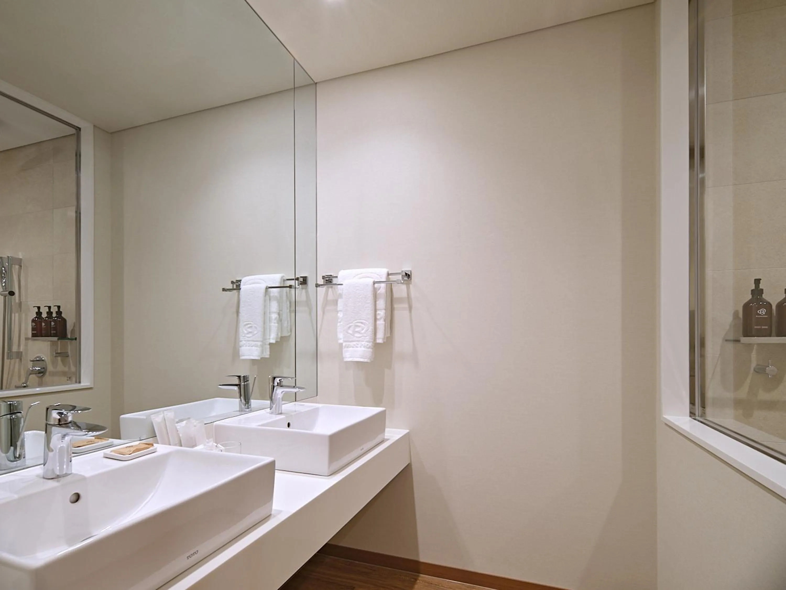 Bathroom in Roynet Hotel Seoul Mapo
