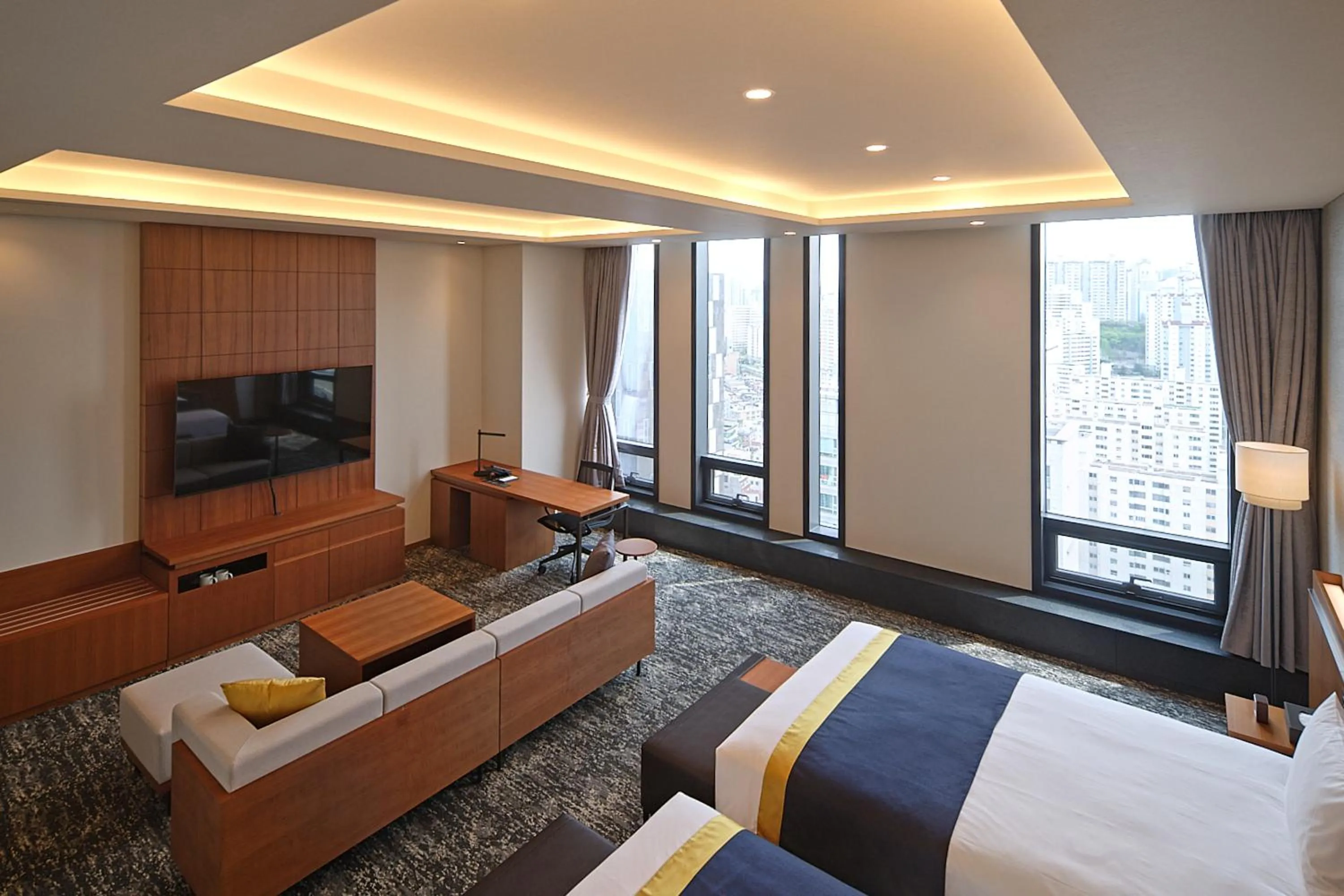 Bed in Roynet Hotel Seoul Mapo