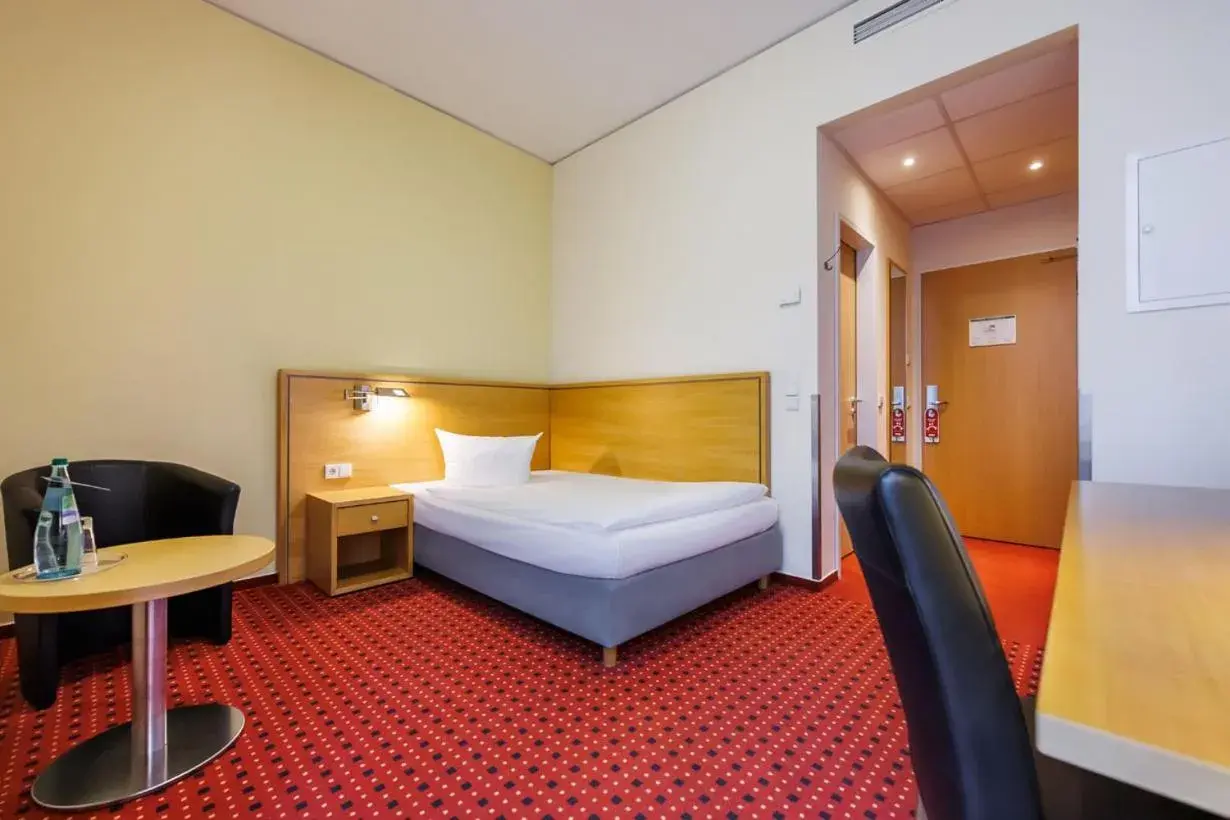 Photo of the whole room, Bed in Airporthotel Berlin-Adlershof Photo of the whole room, Bed in Airporthotel Berlin-Adlershof