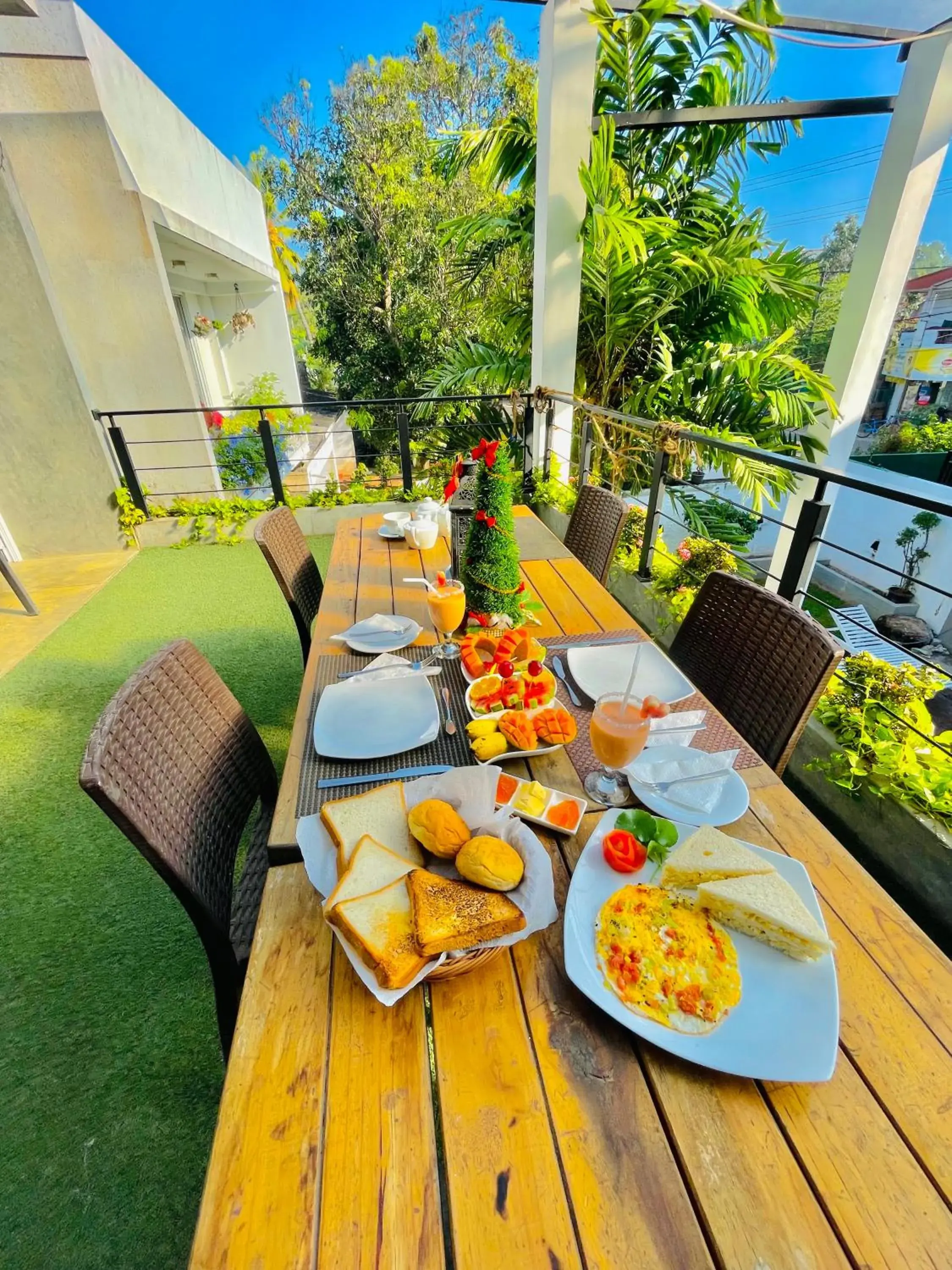 Breakfast in 8 Plus Motels Breakfast in 8 Plus Motels