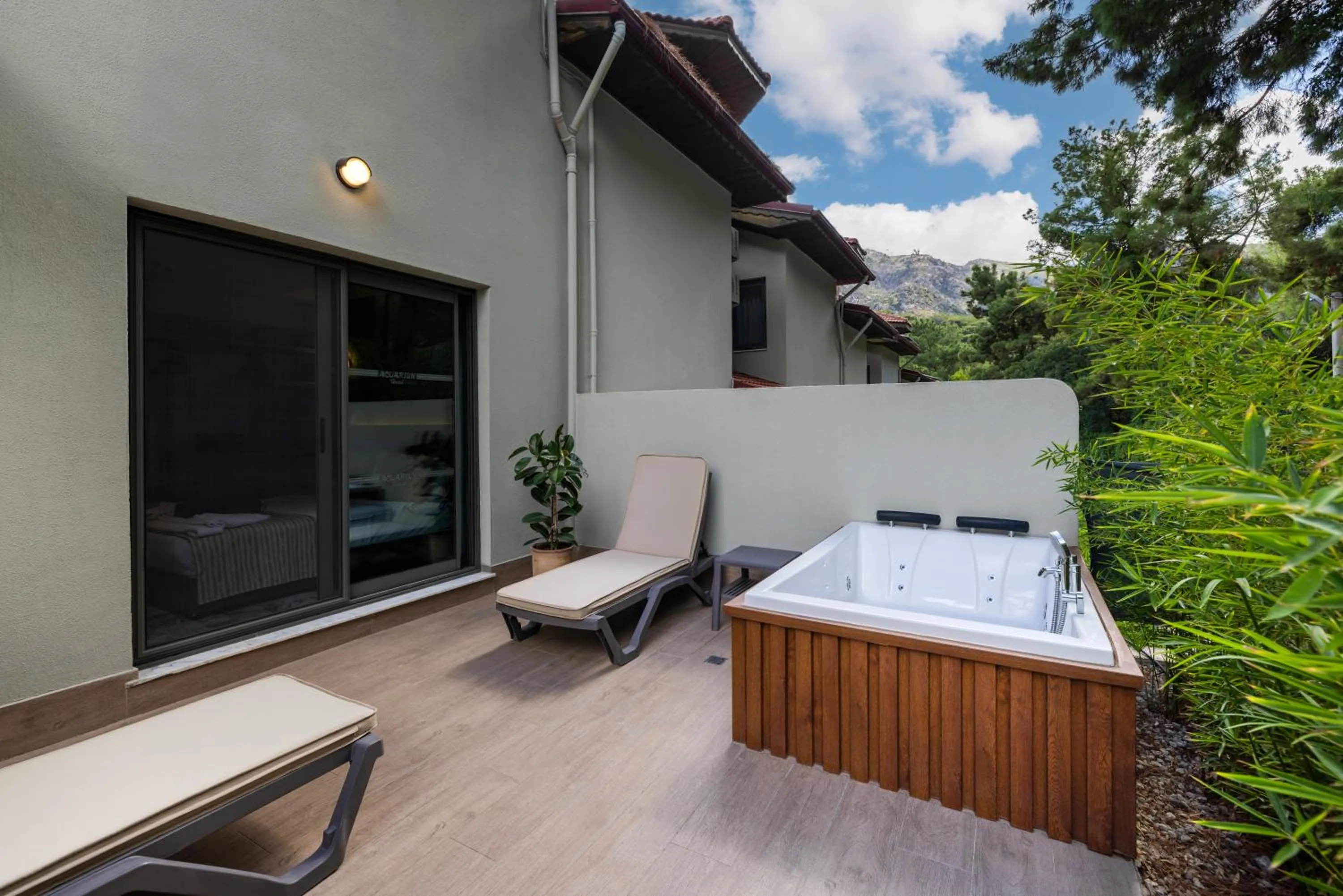 Hot Tub in Club Aquarium