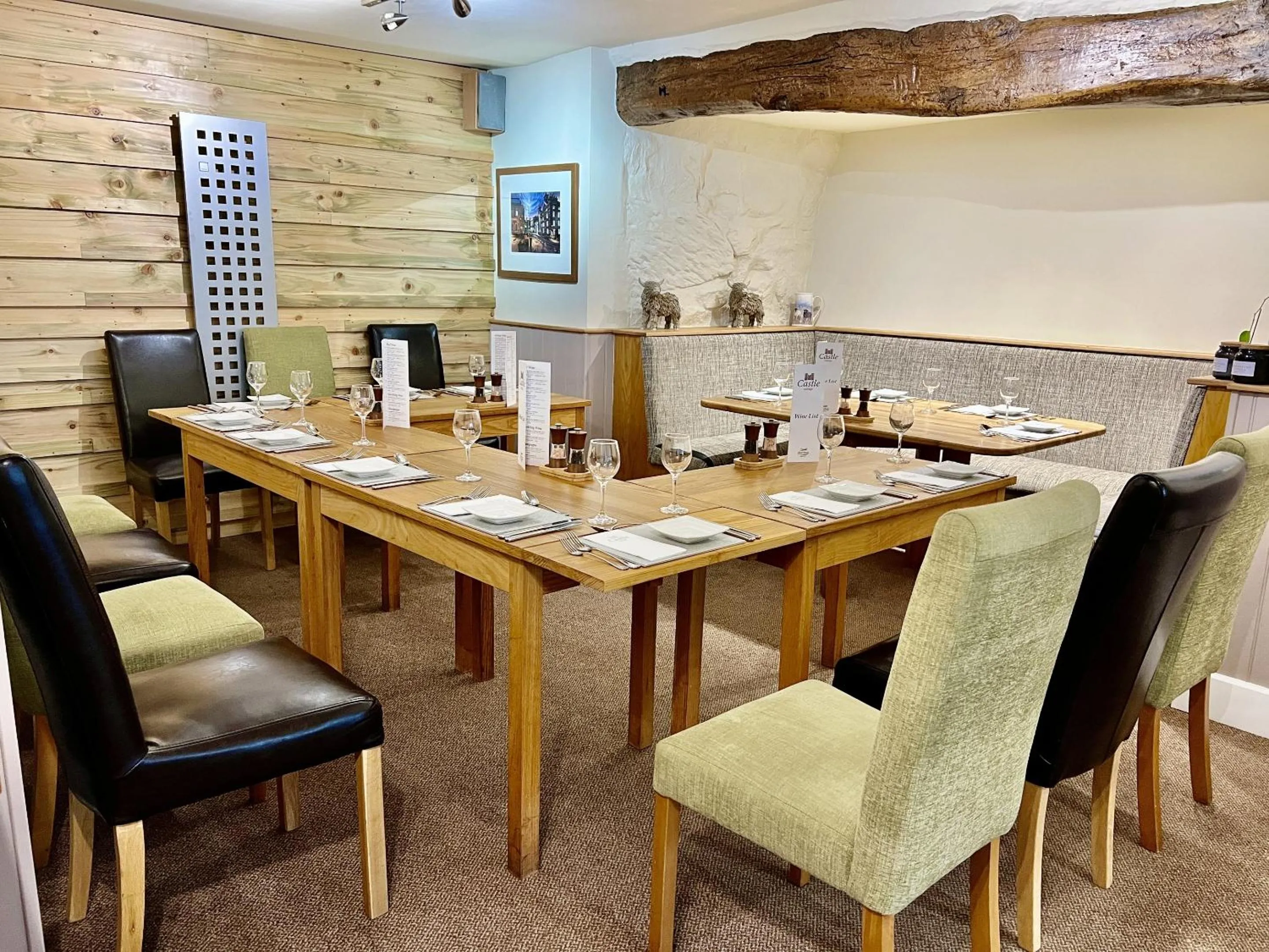 Dining area in Castle Cottage Inn