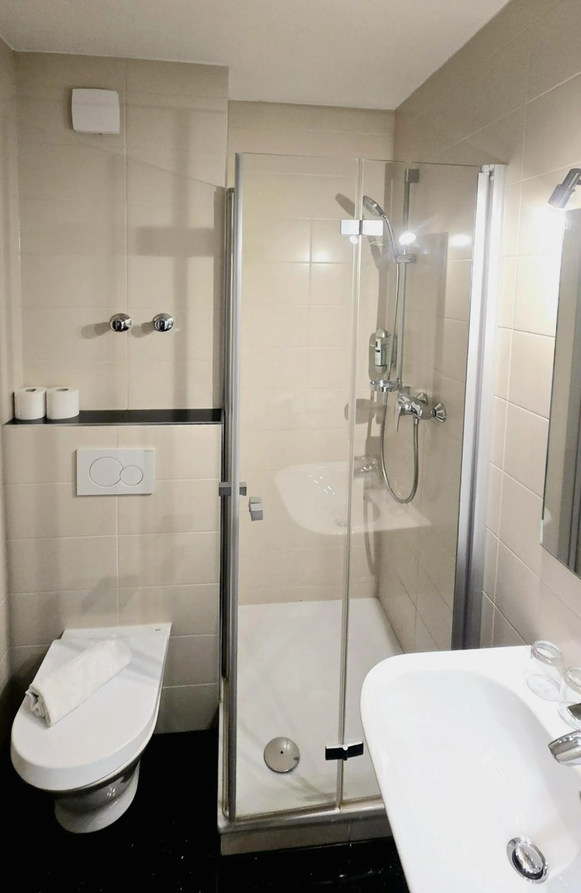 Shower in Hotel zur Moselbrücke