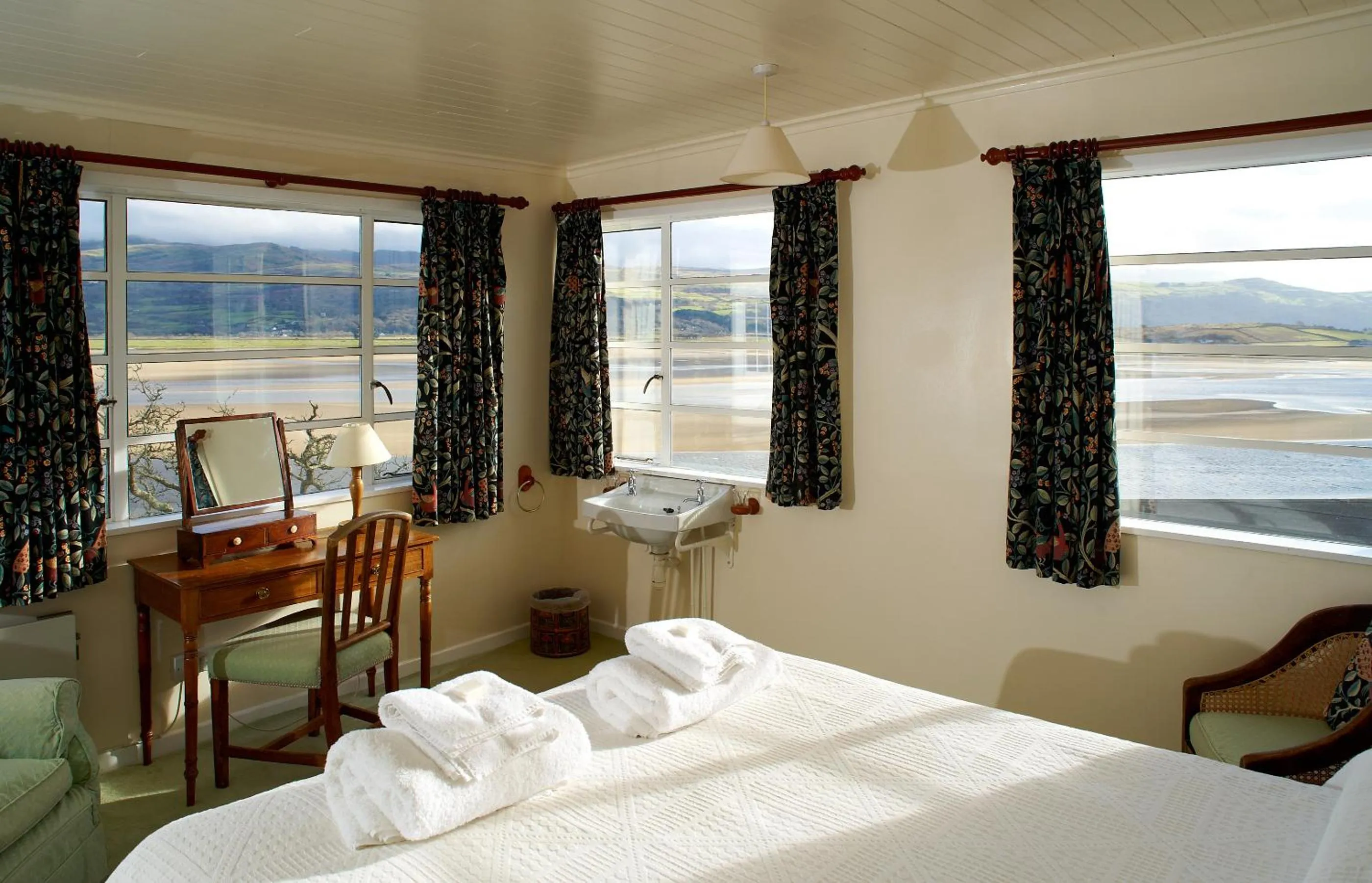 Sea view, Bed in Portmeirion Village & Castell Deudraeth