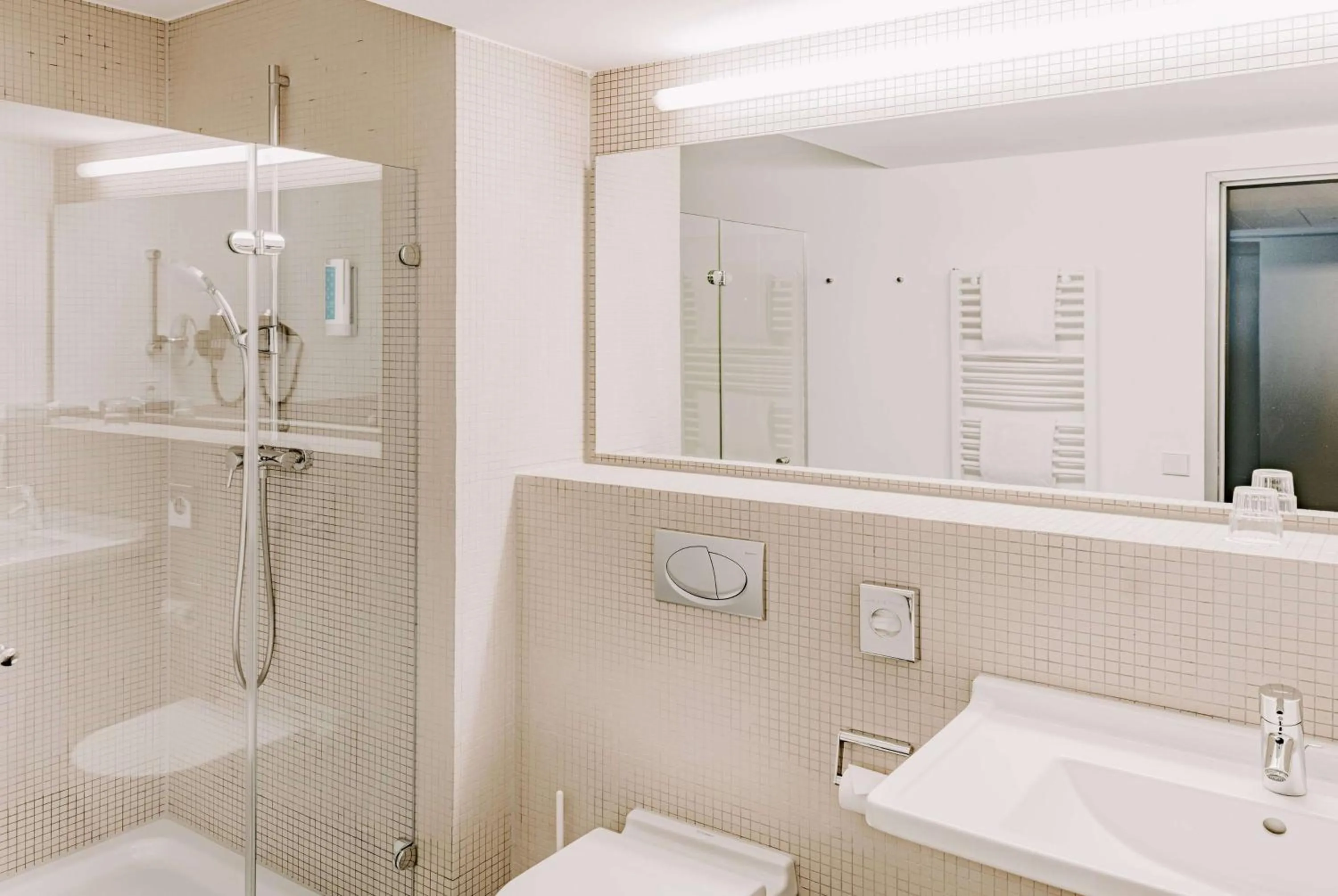 TV and multimedia in Vienna House Easy by Wyndham Stuttgart