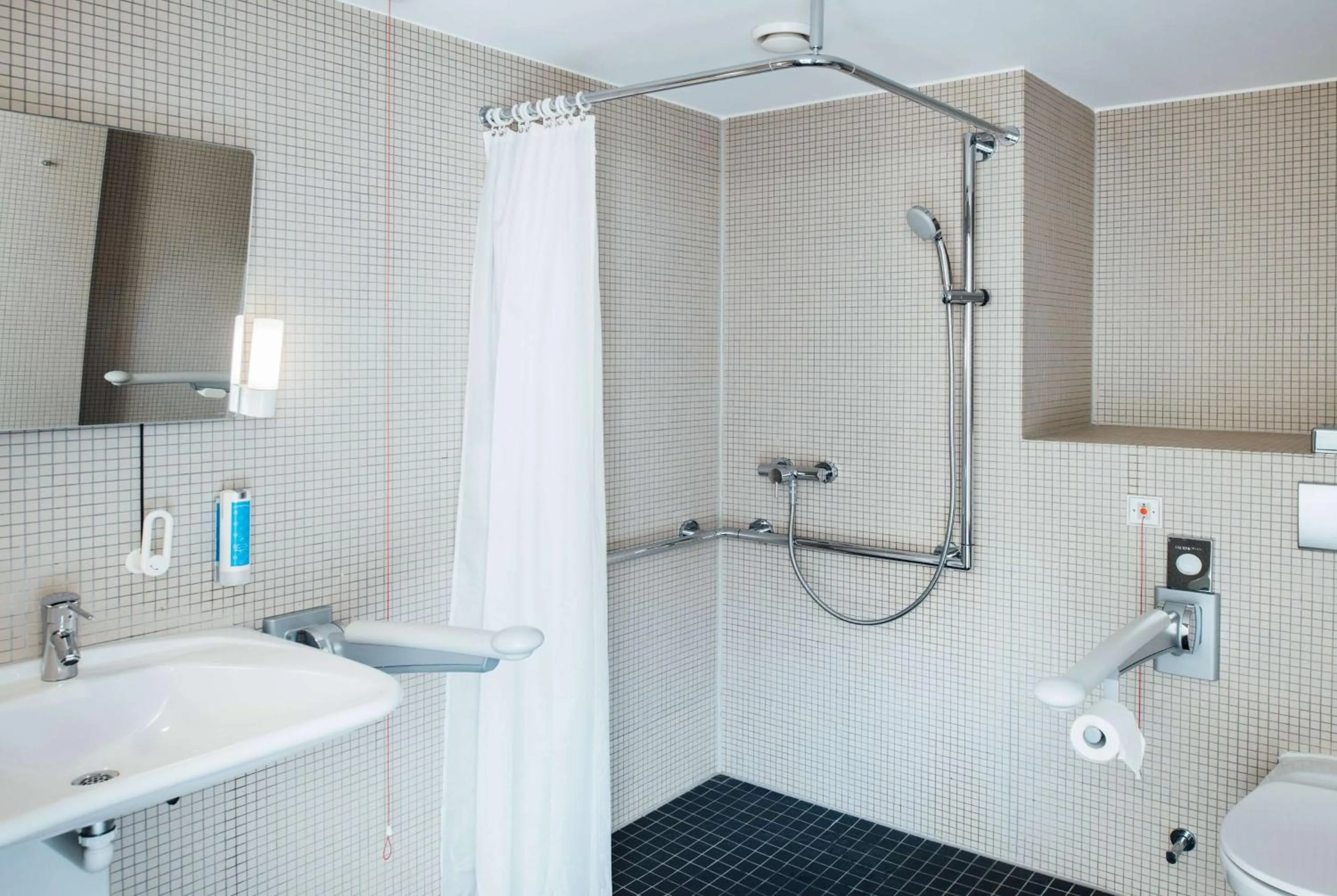 TV and multimedia in Vienna House Easy by Wyndham Stuttgart