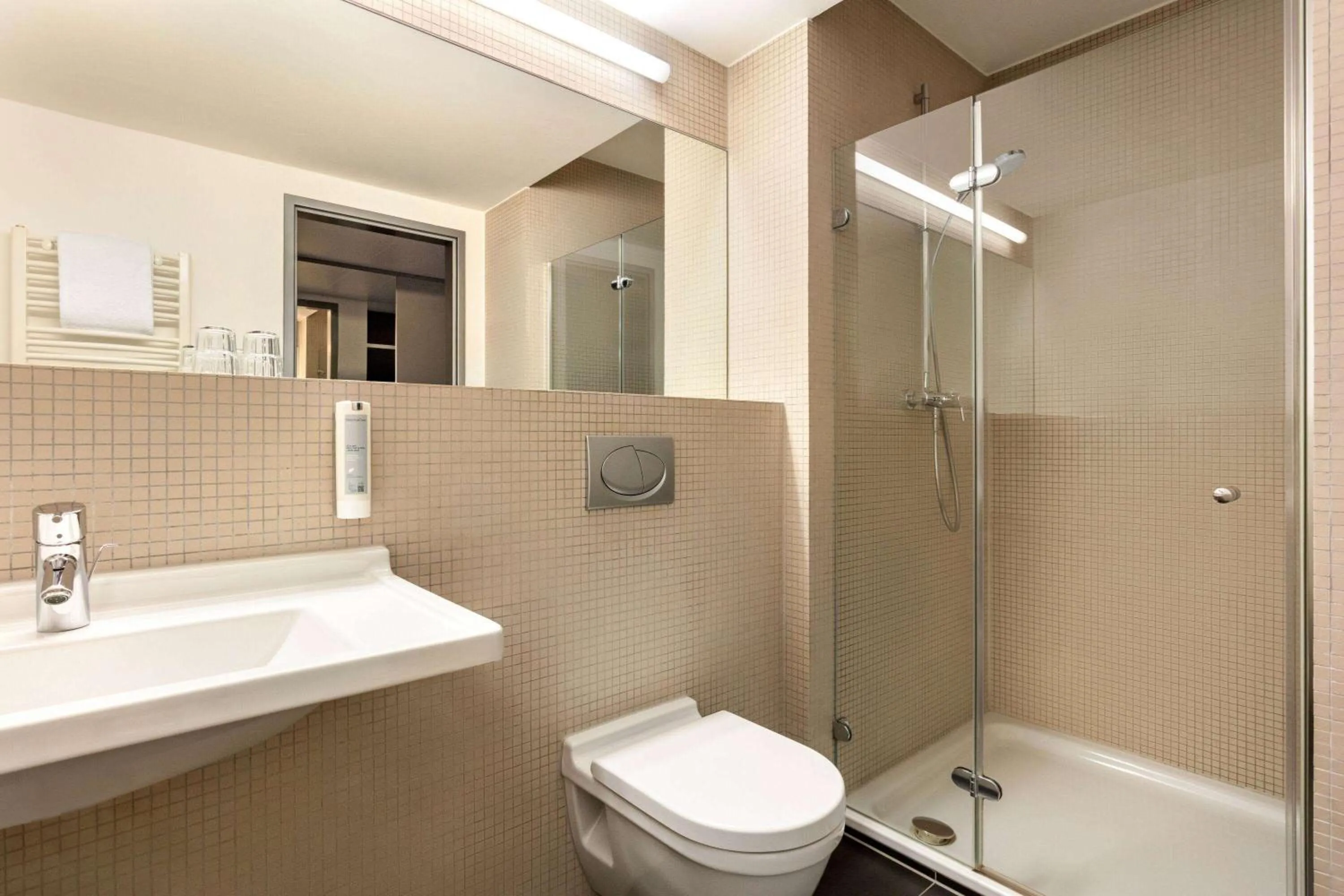 TV and multimedia in Vienna House Easy by Wyndham Stuttgart