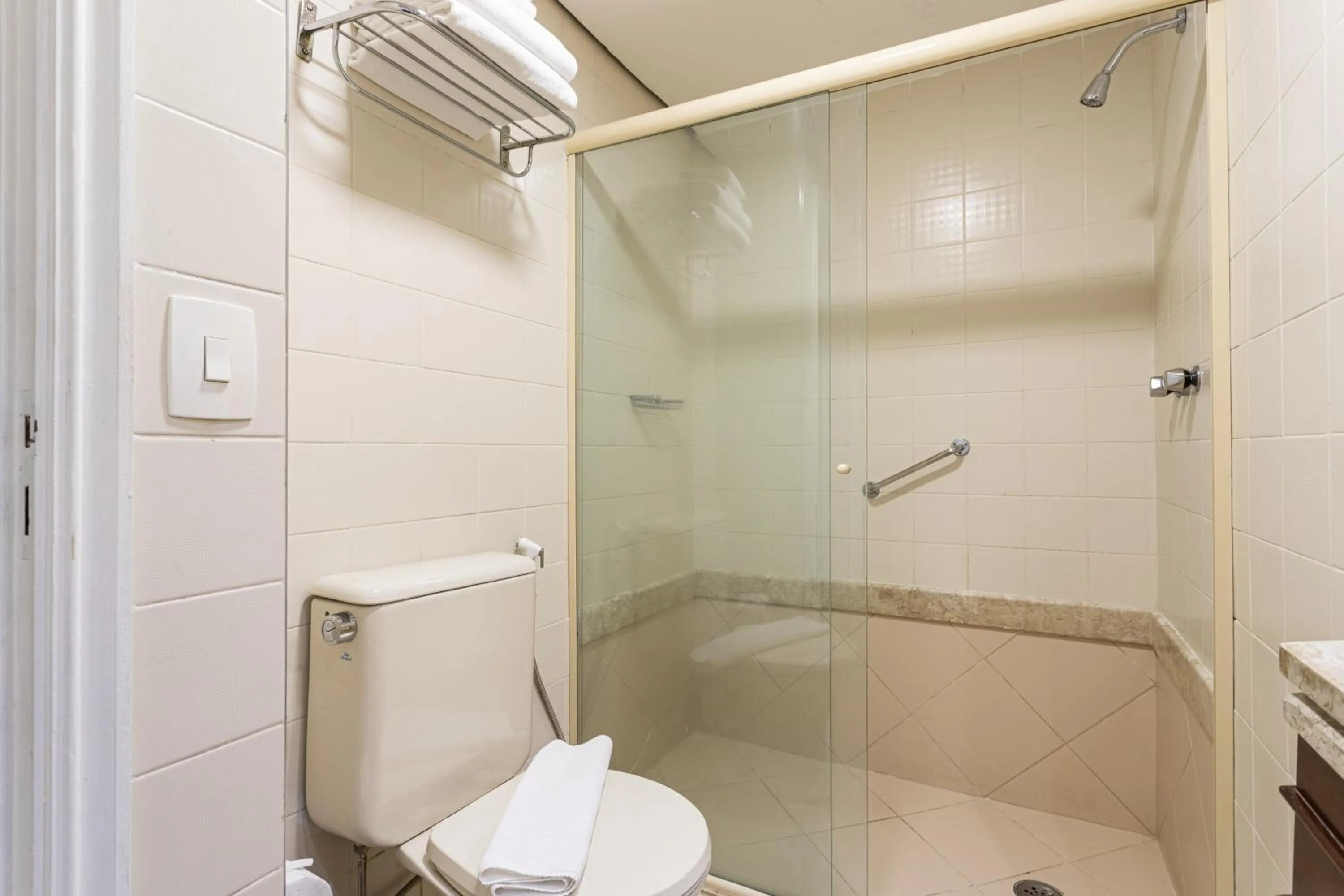 Shower in NewCiti Itaim by Charlie