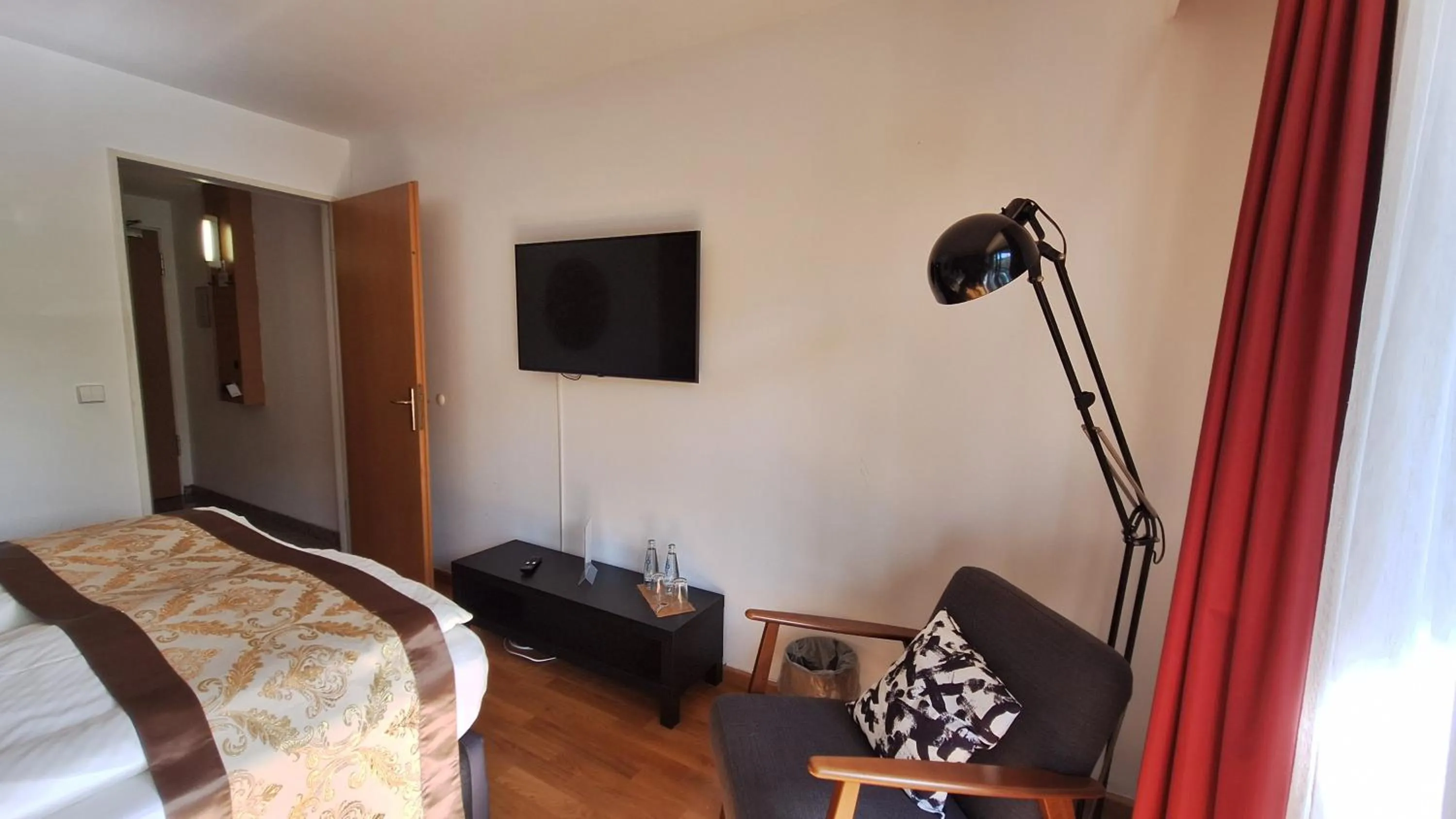 Photo of the whole room, Bed in Solitaire Hotel