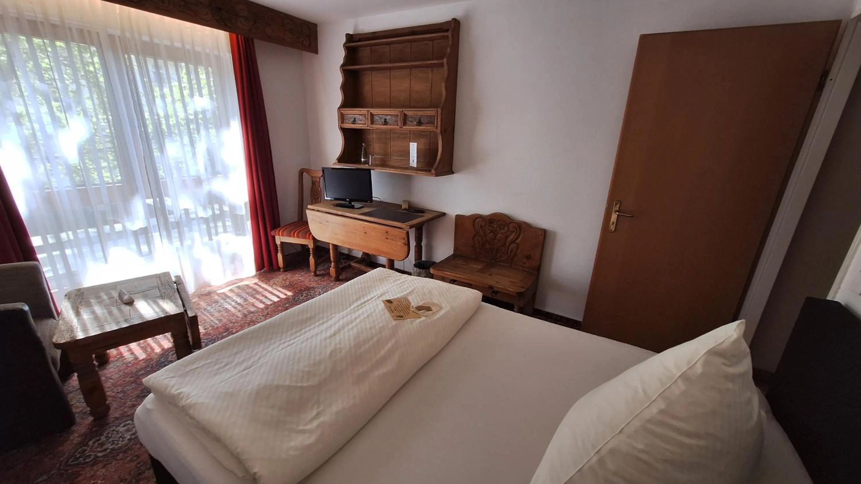 Photo of the whole room, Bed in Solitaire Hotel